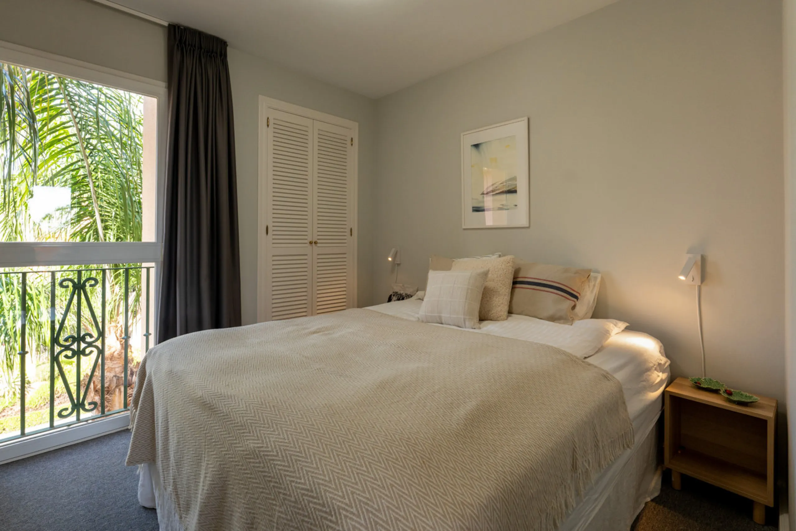 This exceptional, newly renovated townhouse is located in the sought-after urbanisation Condes de Iza, ideally positioned between Nueva Andalucía and San Pedro in Marbella. Enjoying a prime southwest orientation and an open outlook with no properties dire