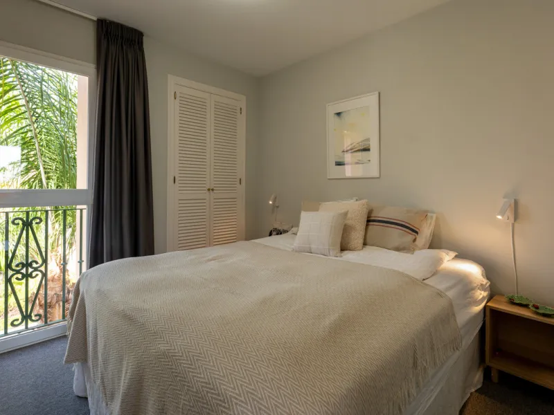 This exceptional, newly renovated townhouse is located in the sought-after urbanisation Condes de Iza, ideally positioned between Nueva Andalucía and San Pedro in Marbella. Enjoying a prime southwest orientation and an open outlook with no properties dire