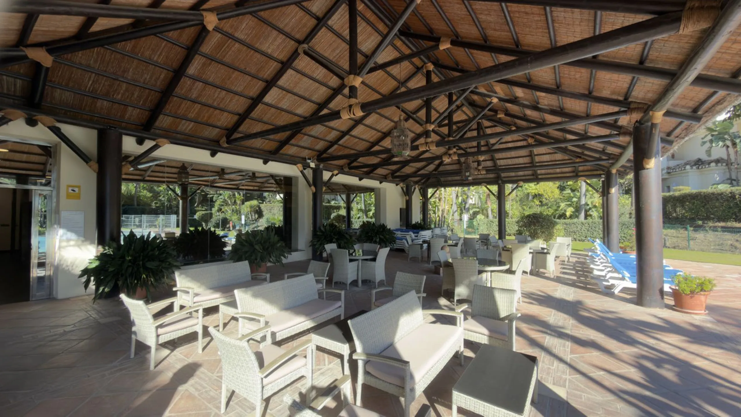 This exceptional duplex penthouse is located within an exclusive residential community, set in the heart of the El Higueral Golf Course. Surrounded by over 50,000 m² of beautifully landscaped communal gardens, the property offers a refined lifestyle defin