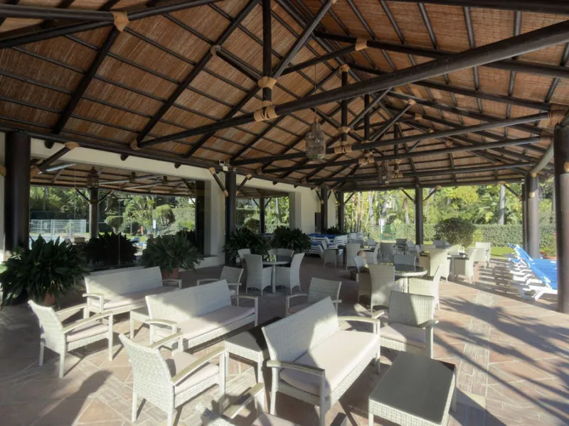 This exceptional duplex penthouse is located within an exclusive residential community, set in the heart of the El Higueral Golf Course. Surrounded by over 50,000 m² of beautifully landscaped communal gardens, the property offers a refined lifestyle defin