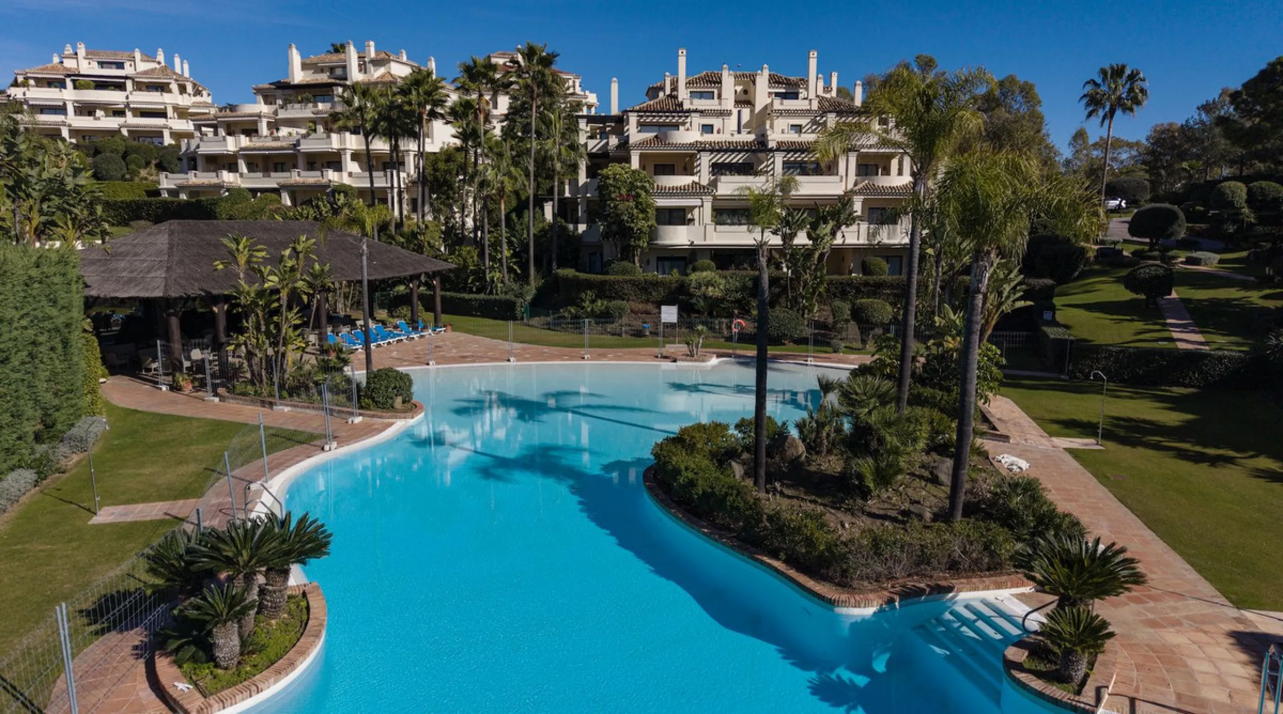 This exceptional duplex penthouse is located within an exclusive residential community, set in the heart of the El Higueral Golf Course. Surrounded by over 50,000 m² of beautifully landscaped communal gardens, the property offers a refined lifestyle defin