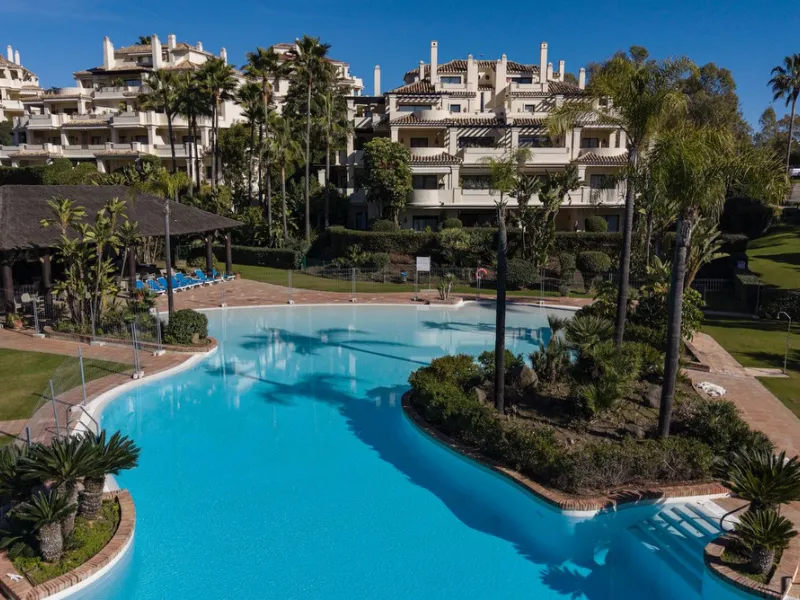 This exceptional duplex penthouse is located within an exclusive residential community, set in the heart of the El Higueral Golf Course. Surrounded by over 50,000 m² of beautifully landscaped communal gardens, the property offers a refined lifestyle defin