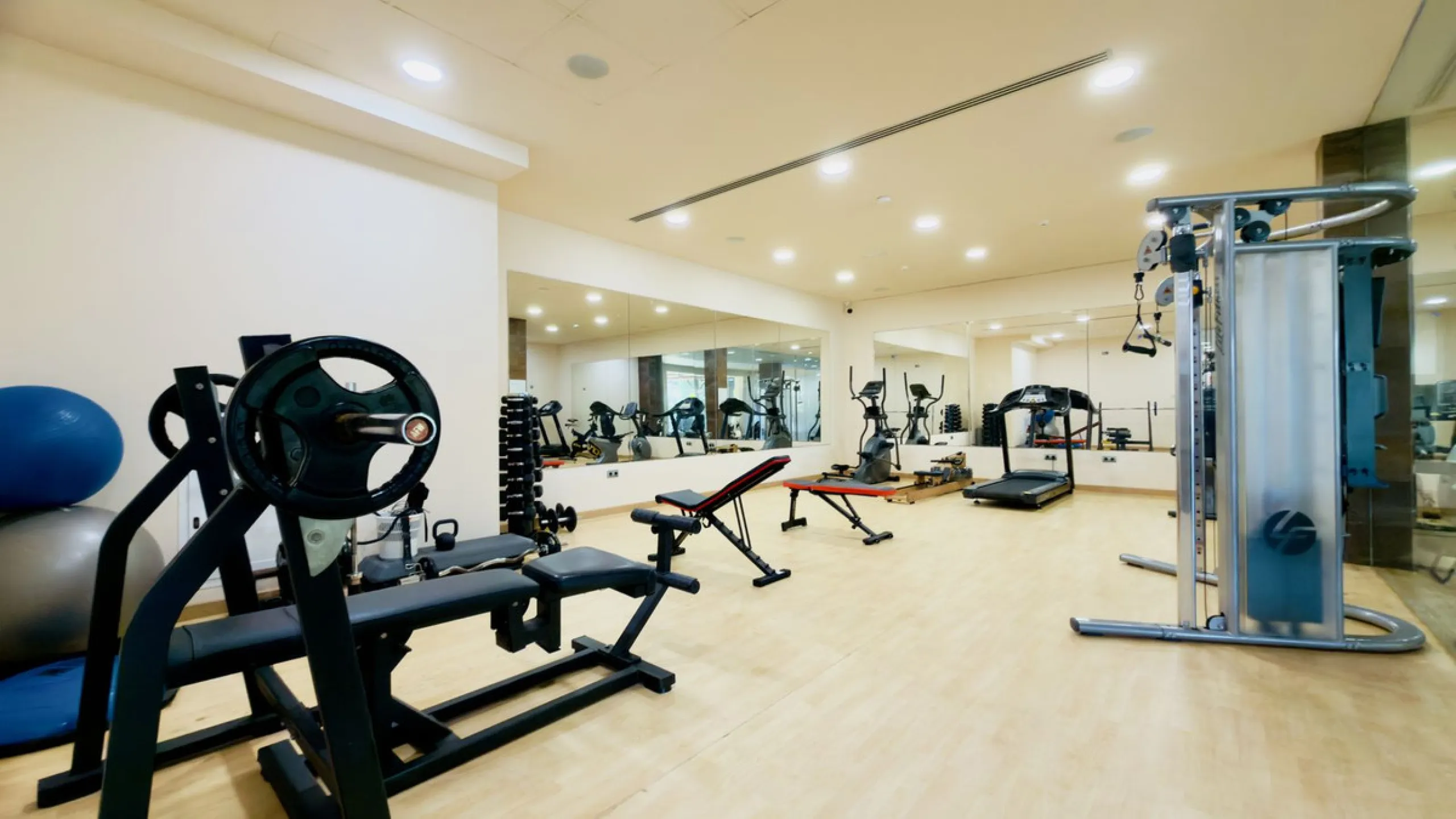 This exceptional duplex penthouse is located within an exclusive residential community, set in the heart of the El Higueral Golf Course. Surrounded by over 50,000 m² of beautifully landscaped communal gardens, the property offers a refined lifestyle defin