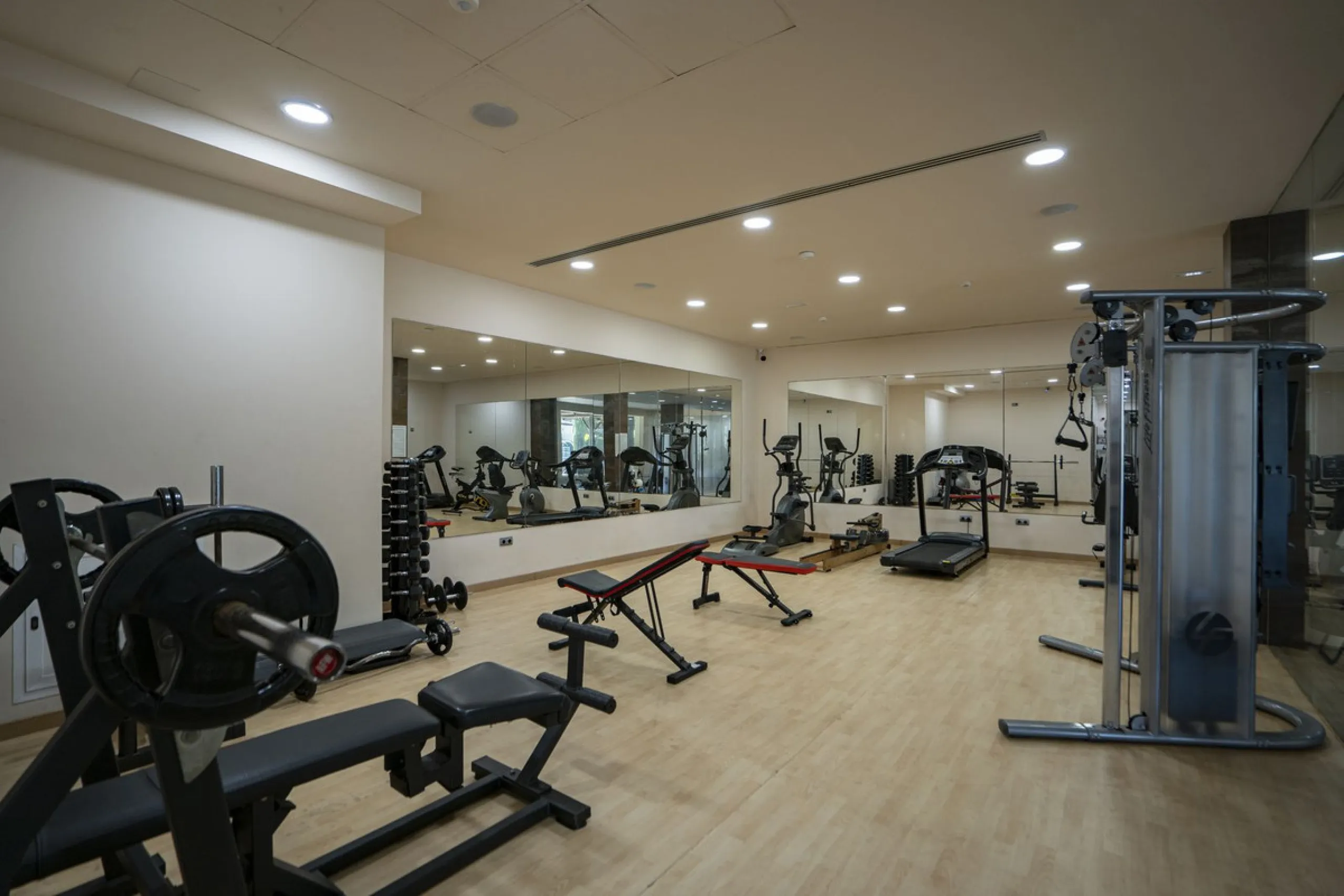 This exceptional duplex penthouse is located within an exclusive residential community, set in the heart of the El Higueral Golf Course. Surrounded by over 50,000 m² of beautifully landscaped communal gardens, the property offers a refined lifestyle defin