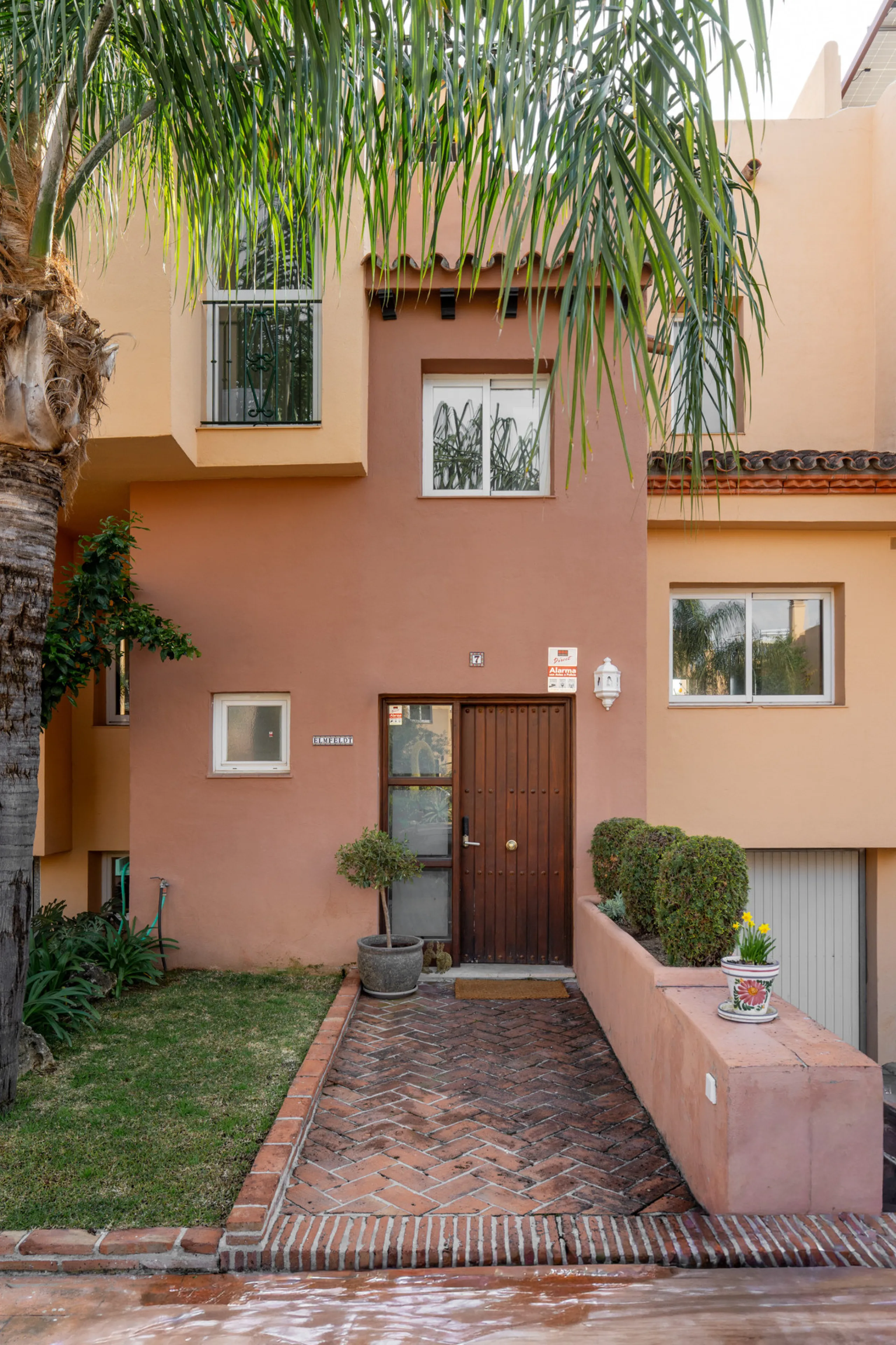This exceptional, newly renovated townhouse is located in the sought-after urbanisation Condes de Iza, ideally positioned between Nueva Andalucía and San Pedro in Marbella. Enjoying a prime southwest orientation and an open outlook with no properties dire