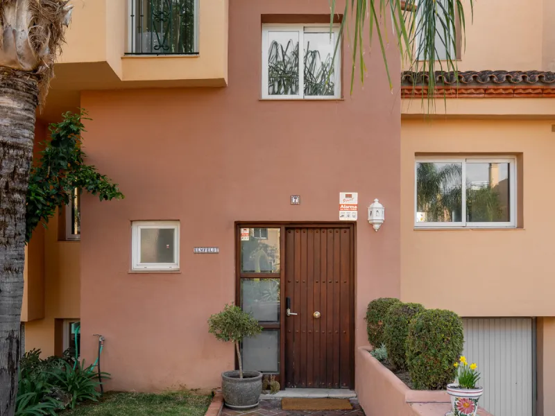 This exceptional, newly renovated townhouse is located in the sought-after urbanisation Condes de Iza, ideally positioned between Nueva Andalucía and San Pedro in Marbella. Enjoying a prime southwest orientation and an open outlook with no properties dire
