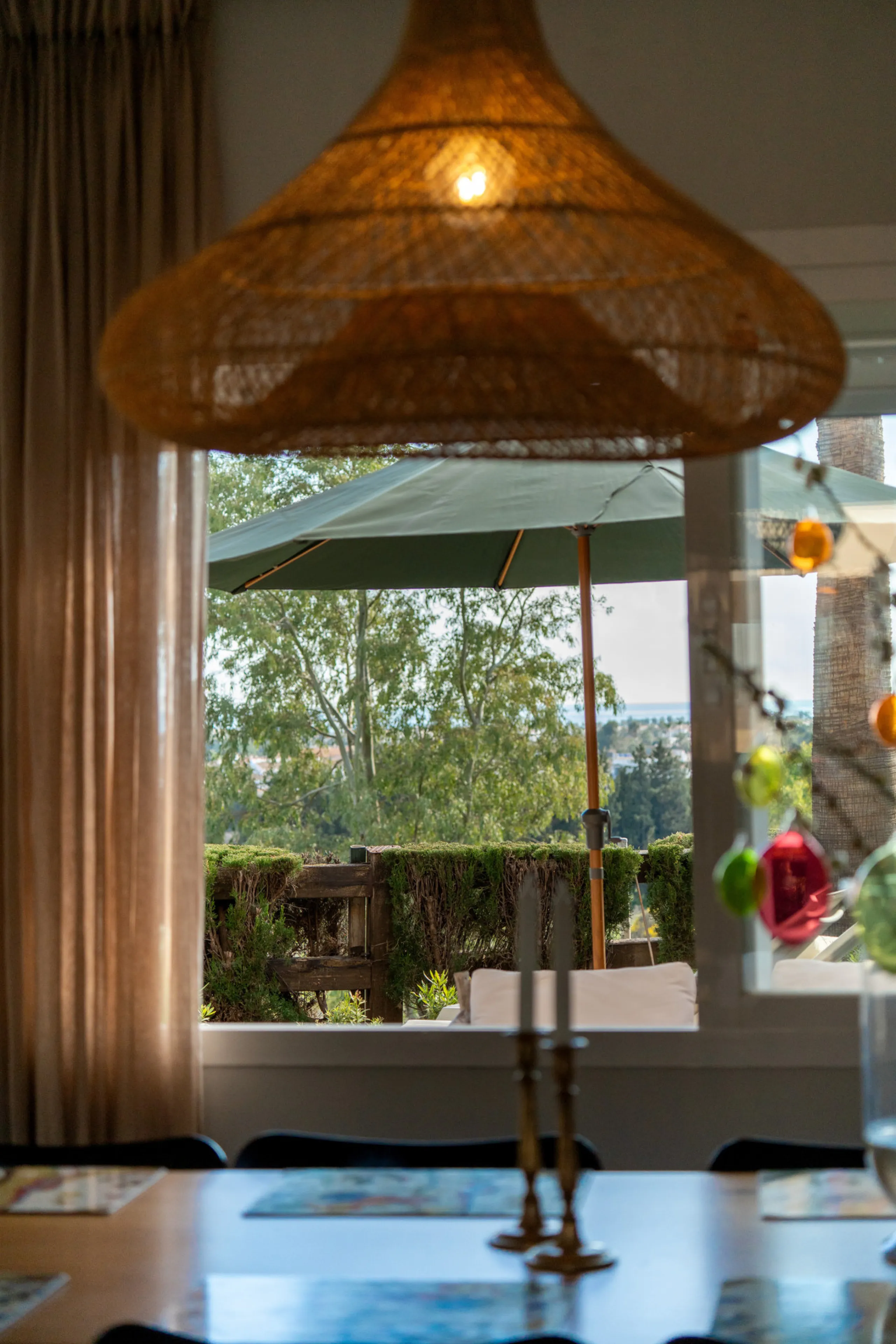 This exceptional, newly renovated townhouse is located in the sought-after urbanisation Condes de Iza, ideally positioned between Nueva Andalucía and San Pedro in Marbella. Enjoying a prime southwest orientation and an open outlook with no properties dire