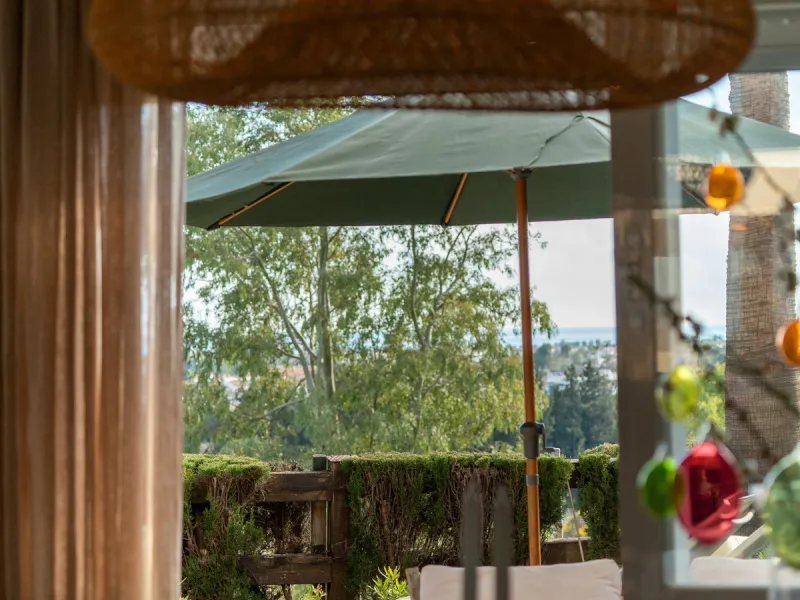This exceptional, newly renovated townhouse is located in the sought-after urbanisation Condes de Iza, ideally positioned between Nueva Andalucía and San Pedro in Marbella. Enjoying a prime southwest orientation and an open outlook with no properties dire