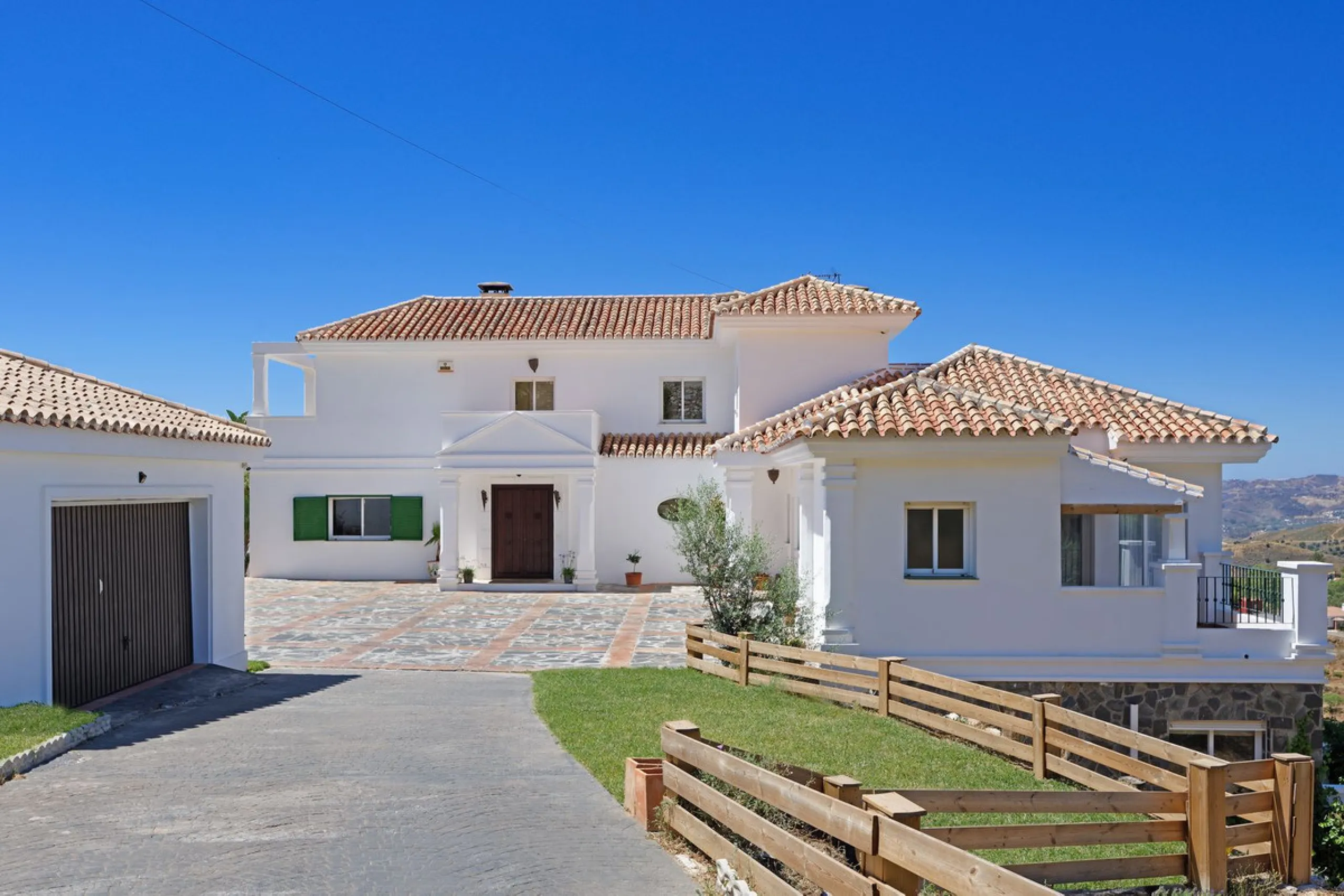 Where the Mediterranean meets the Atlas Mountains: the majesty of this villa in La Alquería Mijas