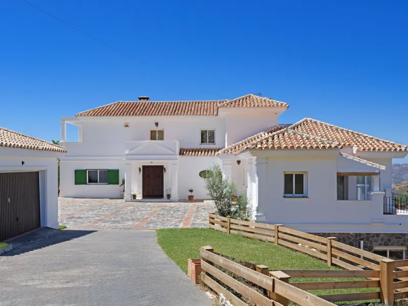 Where the Mediterranean meets the Atlas Mountains: the majesty of this villa in La Alquería Mijas
