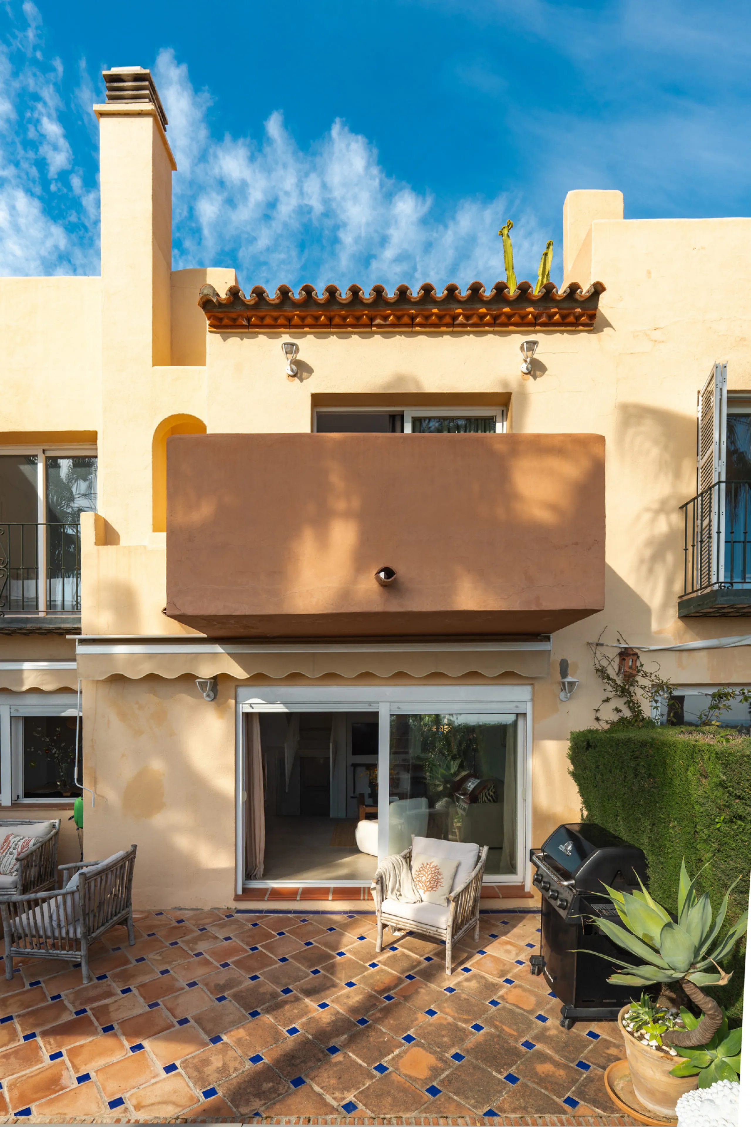 This exceptional, newly renovated townhouse is located in the sought-after urbanisation Condes de Iza, ideally positioned between Nueva Andalucía and San Pedro in Marbella. Enjoying a prime southwest orientation and an open outlook with no properties dire