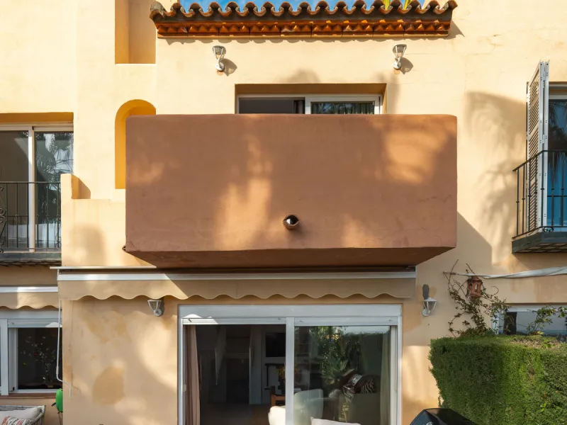This exceptional, newly renovated townhouse is located in the sought-after urbanisation Condes de Iza, ideally positioned between Nueva Andalucía and San Pedro in Marbella. Enjoying a prime southwest orientation and an open outlook with no properties dire