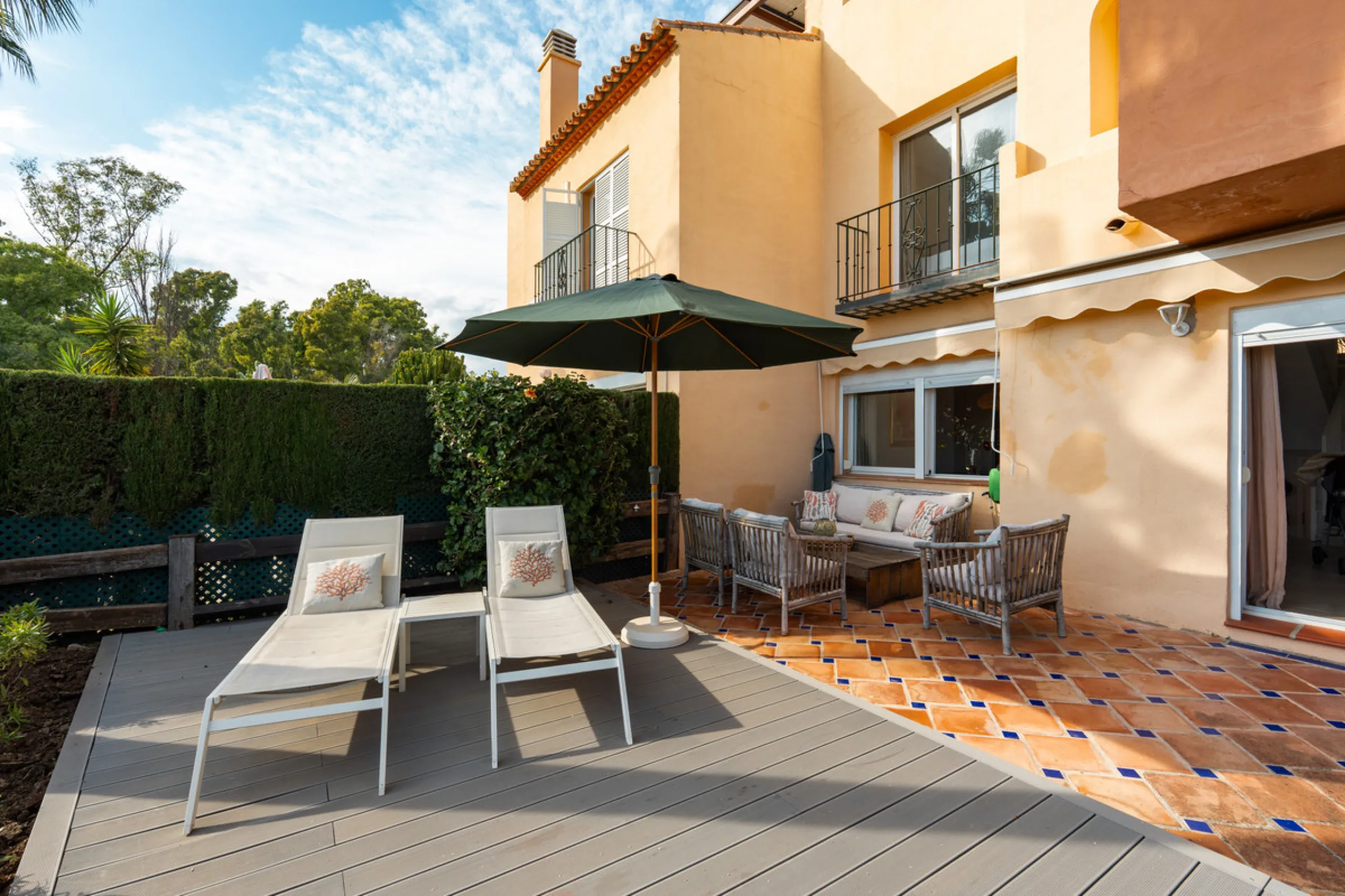 This exceptional, newly renovated townhouse is located in the sought-after urbanisation Condes de Iza, ideally positioned between Nueva Andalucía and San Pedro in Marbella. Enjoying a prime southwest orientation and an open outlook with no properties dire