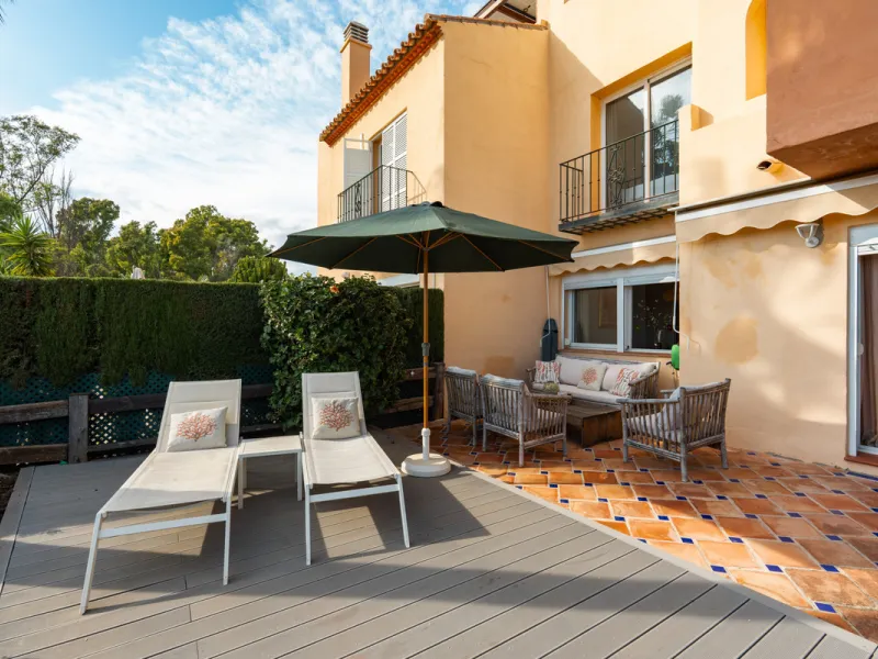 This exceptional, newly renovated townhouse is located in the sought-after urbanisation Condes de Iza, ideally positioned between Nueva Andalucía and San Pedro in Marbella. Enjoying a prime southwest orientation and an open outlook with no properties dire
