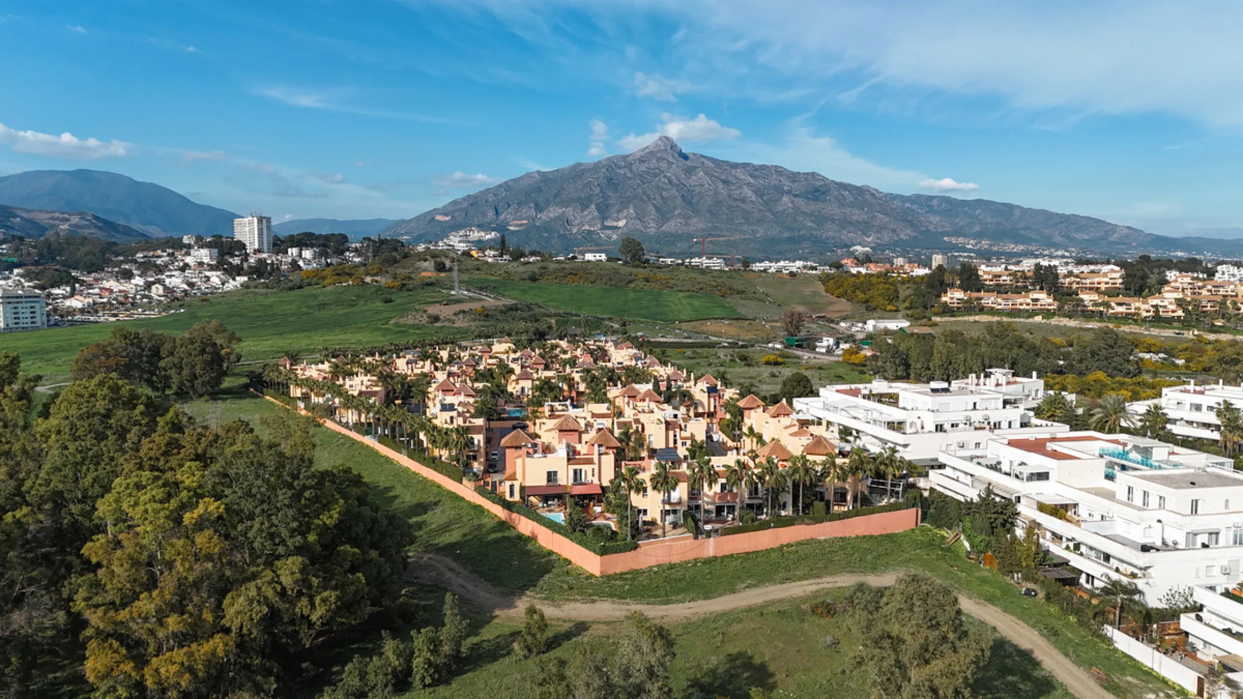 This exceptional, newly renovated townhouse is located in the sought-after urbanisation Condes de Iza, ideally positioned between Nueva Andalucía and San Pedro in Marbella. Enjoying a prime southwest orientation and an open outlook with no properties dire