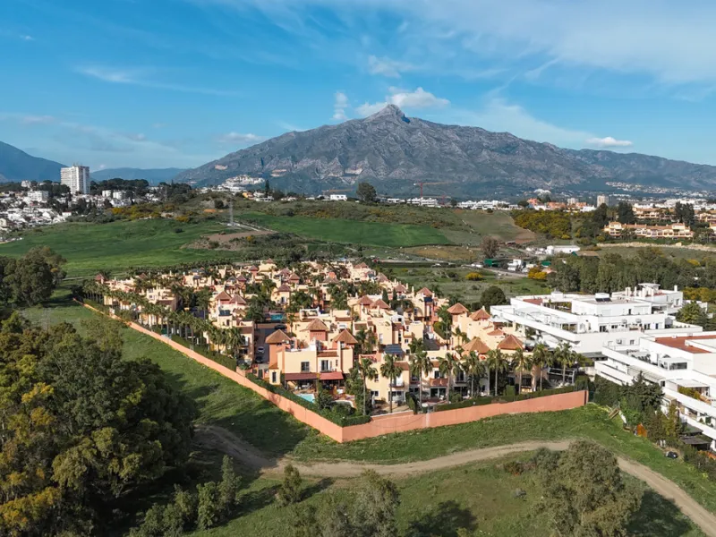 This exceptional, newly renovated townhouse is located in the sought-after urbanisation Condes de Iza, ideally positioned between Nueva Andalucía and San Pedro in Marbella. Enjoying a prime southwest orientation and an open outlook with no properties dire
