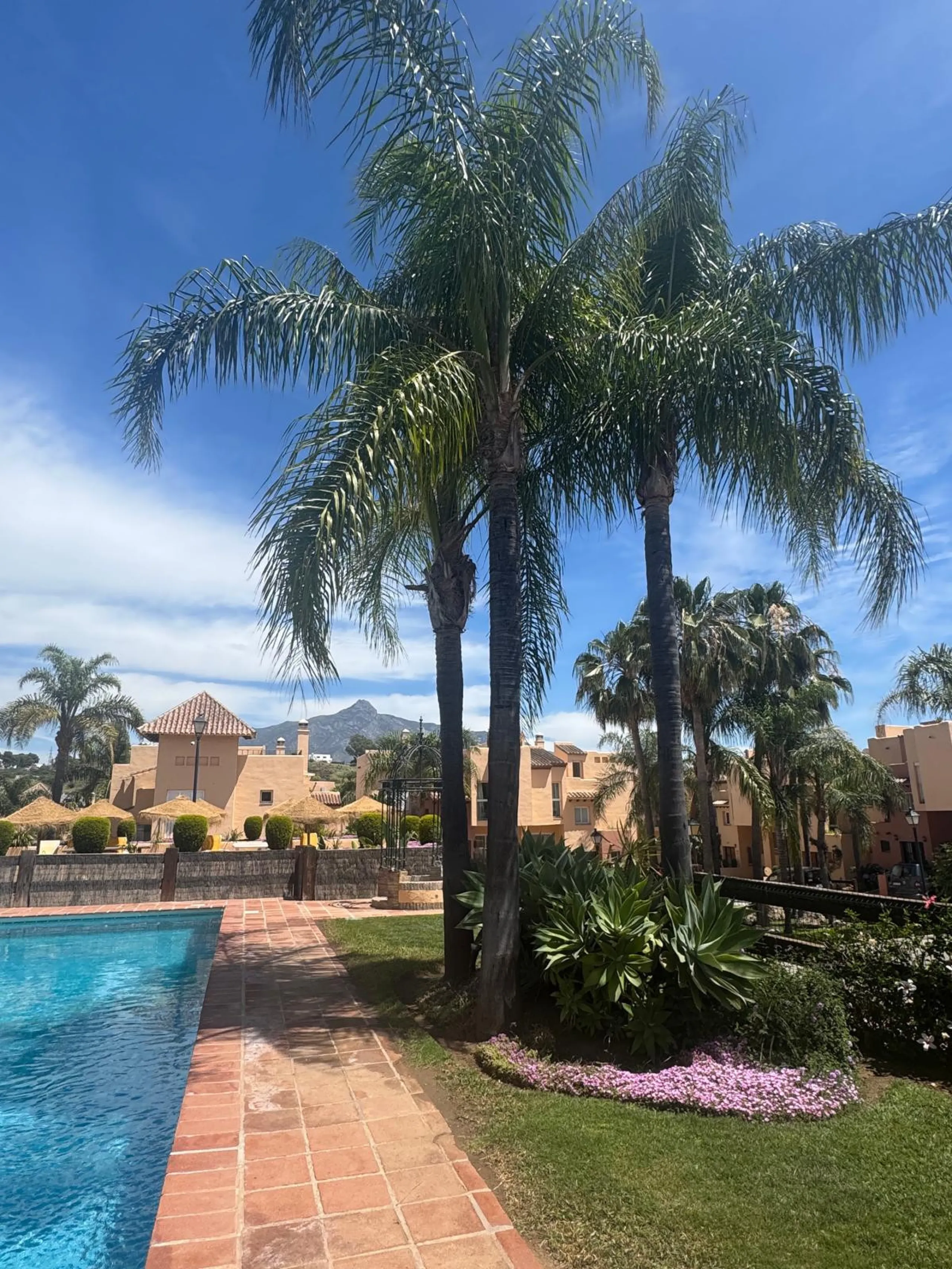 This exceptional, newly renovated townhouse is located in the sought-after urbanisation Condes de Iza, ideally positioned between Nueva Andalucía and San Pedro in Marbella. Enjoying a prime southwest orientation and an open outlook with no properties dire