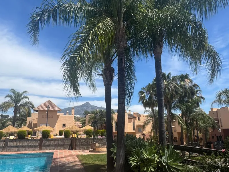 This exceptional, newly renovated townhouse is located in the sought-after urbanisation Condes de Iza, ideally positioned between Nueva Andalucía and San Pedro in Marbella. Enjoying a prime southwest orientation and an open outlook with no properties dire
