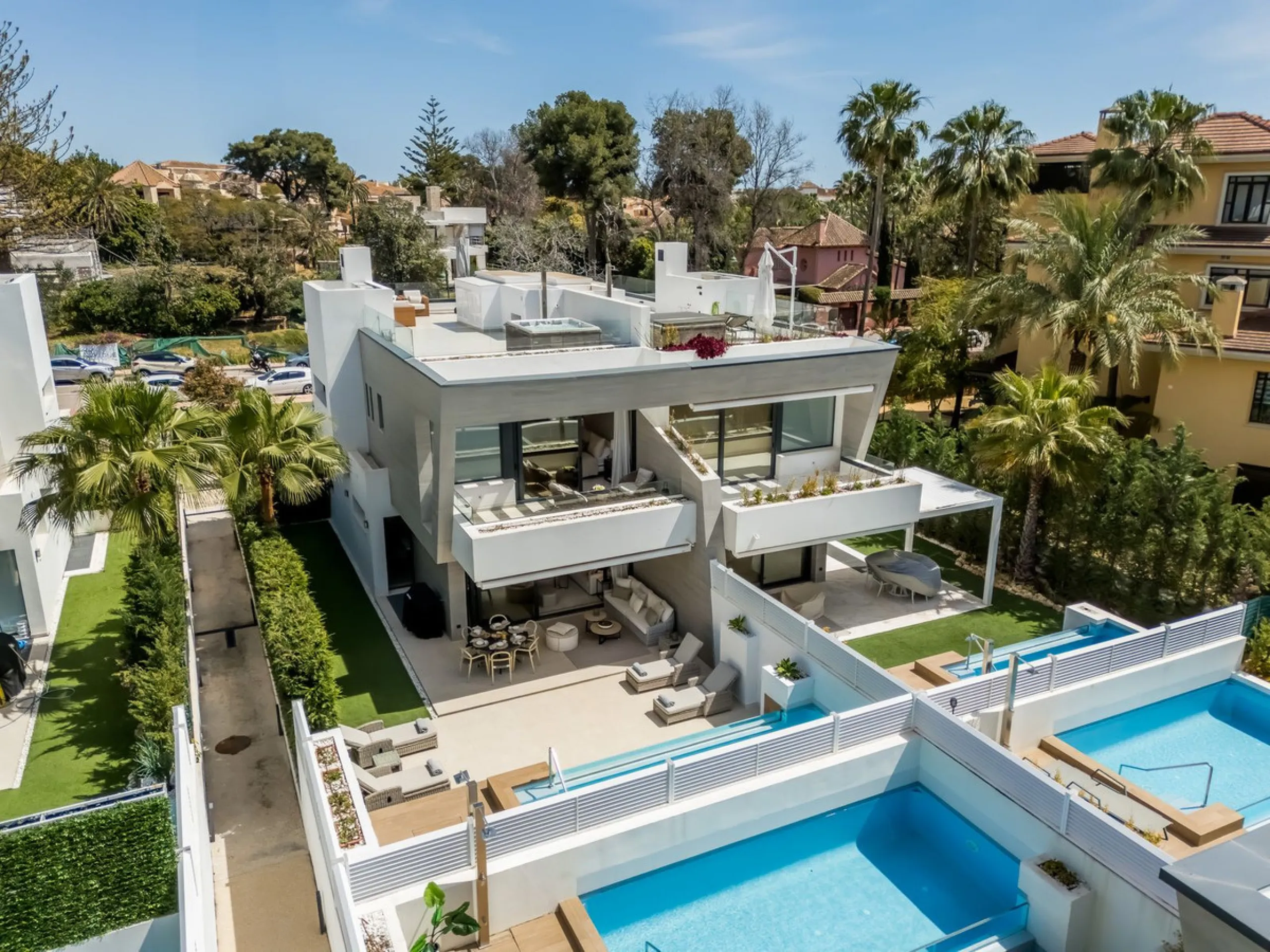 House - Semi-Detached House в продаже в Marbella, Málaga. В доме 5 спален и 4 ванных комнат. Площадь дома 297 м²