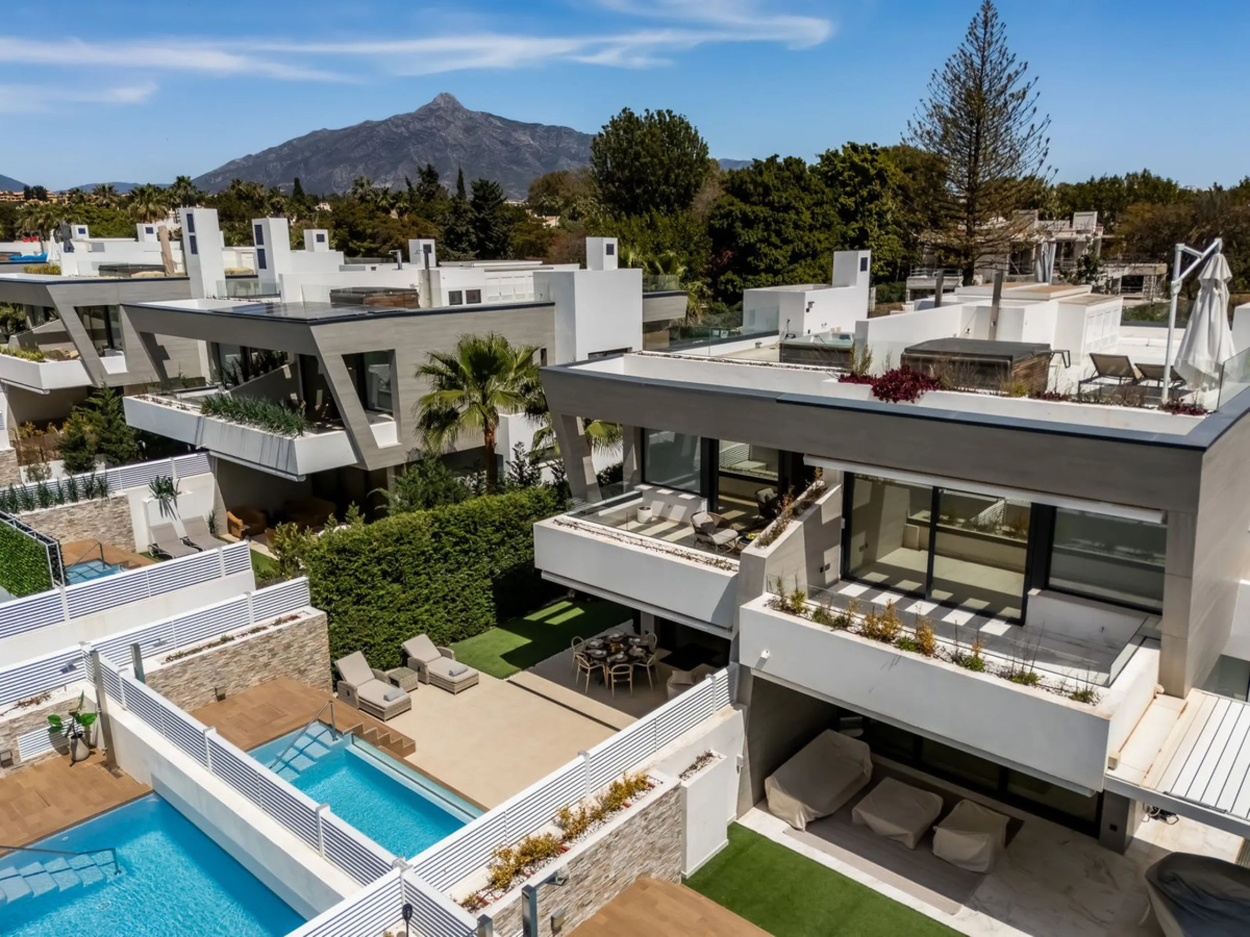 House - Semi-Detached House в продаже в Marbella, Málaga. В доме 5 спален и 4 ванных комнат. Площадь дома 297 м²