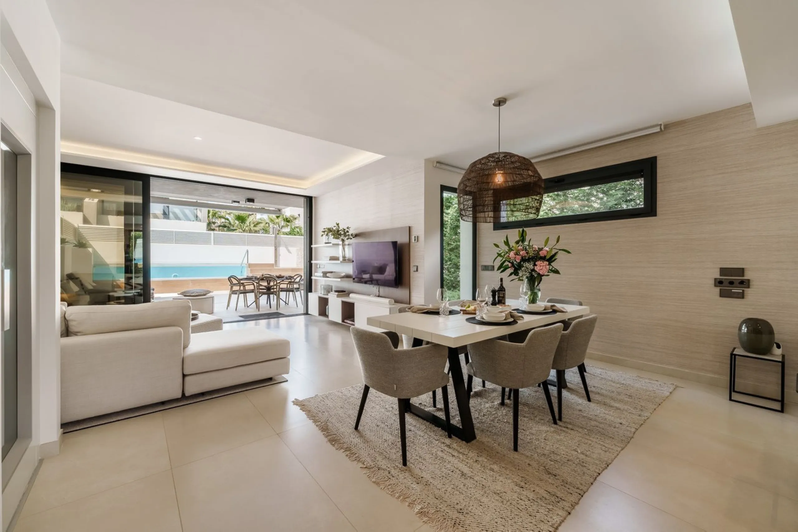 House - Semi-Detached House в продаже в Marbella, Málaga. В доме 5 спален и 4 ванных комнат. Площадь дома 297 м²