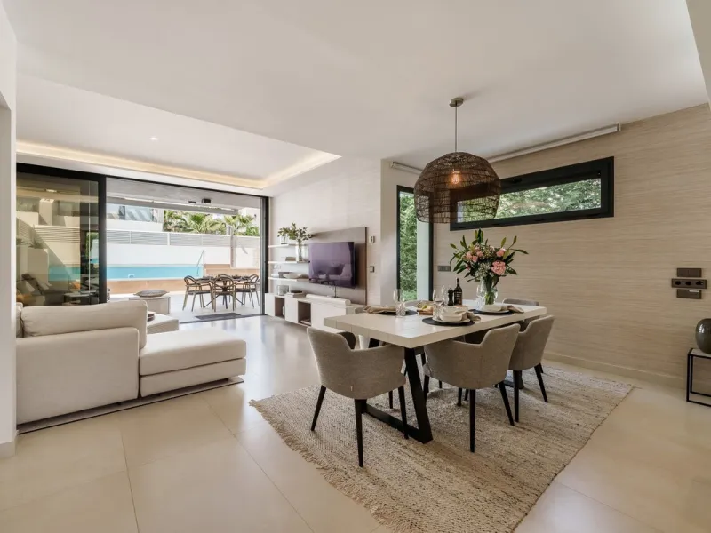House - Semi-Detached House в продаже в Marbella, Málaga. В доме 5 спален и 4 ванных комнат. Площадь дома 297 м²