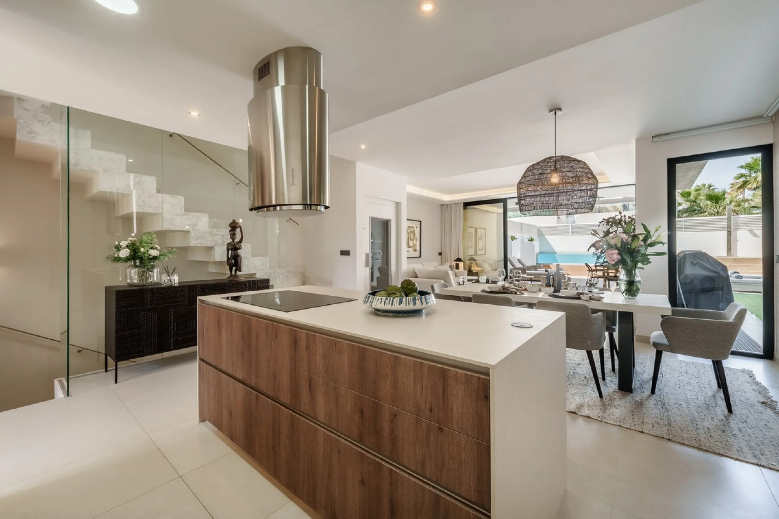 House - Semi-Detached House в продаже в Marbella, Málaga. В доме 5 спален и 4 ванных комнат. Площадь дома 297 м²