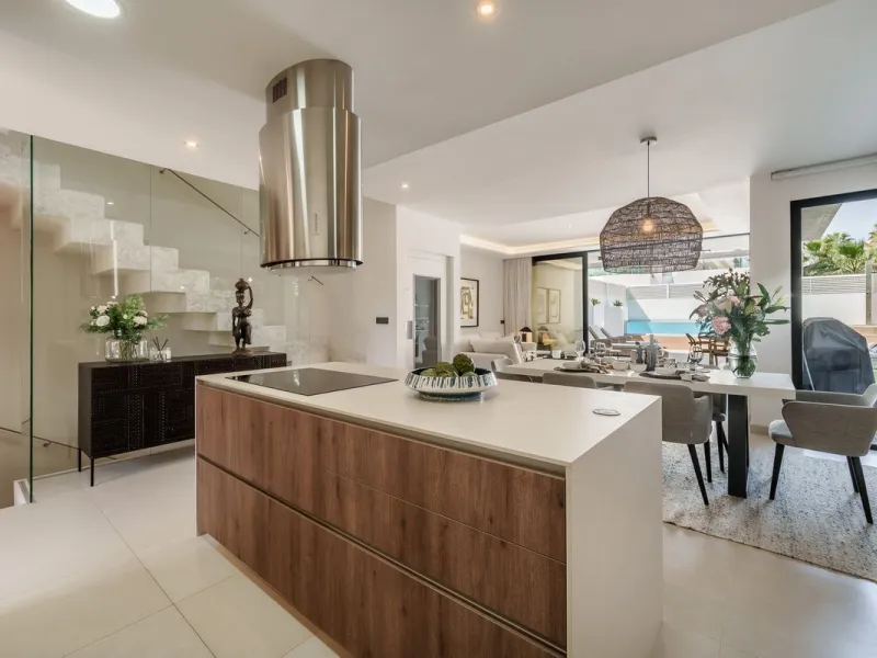 House - Semi-Detached House в продаже в Marbella, Málaga. В доме 5 спален и 4 ванных комнат. Площадь дома 297 м²