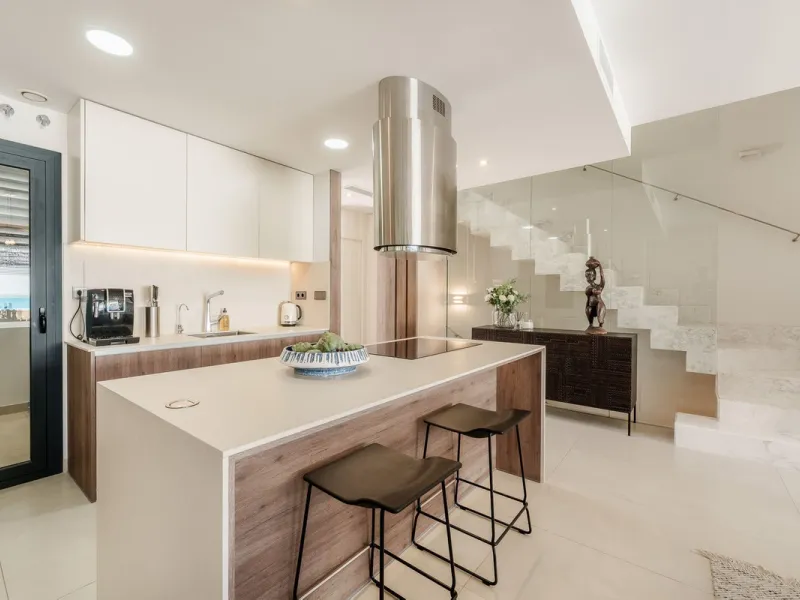 House - Semi-Detached House в продаже в Marbella, Málaga. В доме 5 спален и 4 ванных комнат. Площадь дома 297 м²