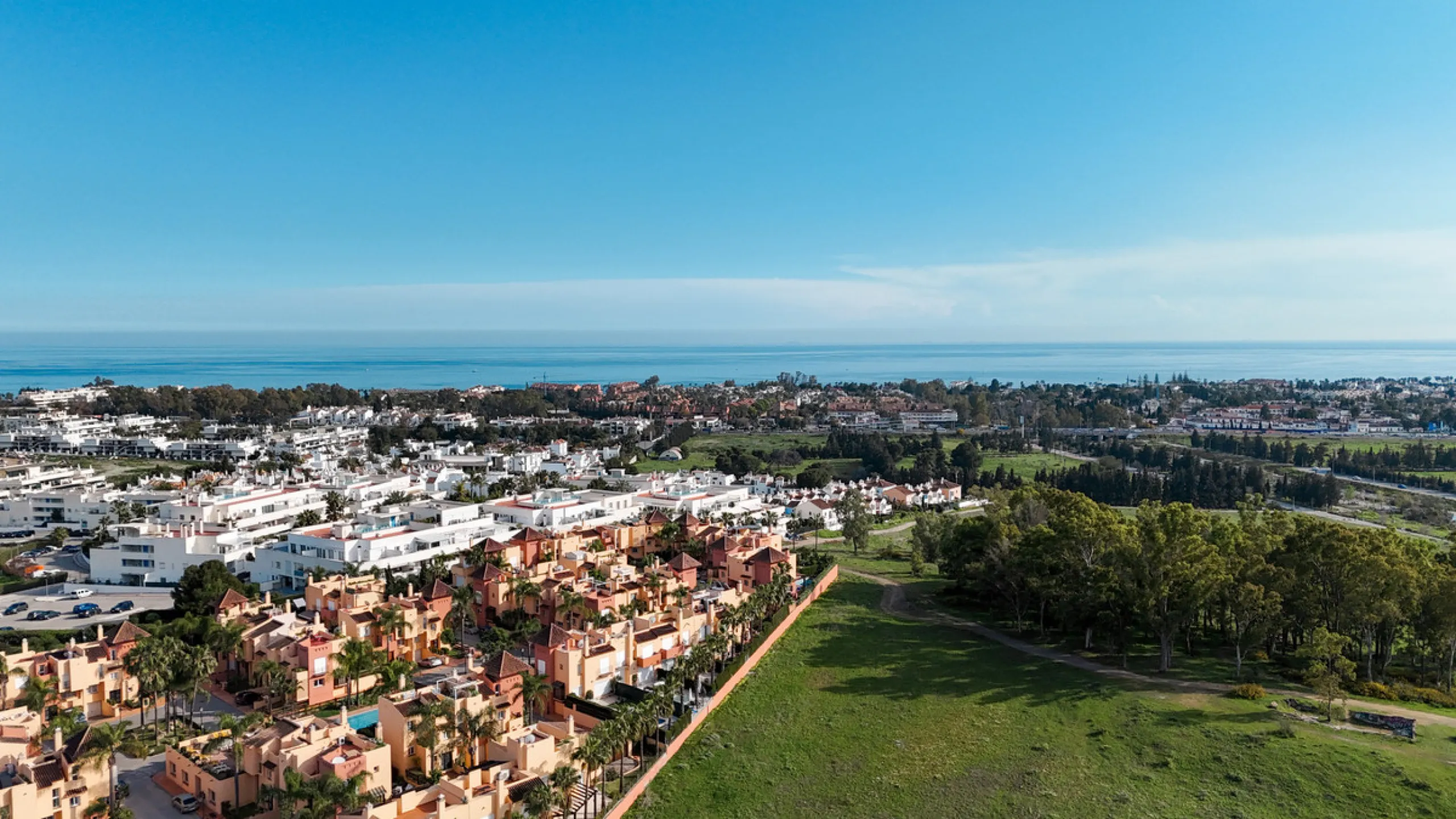 This exceptional, newly renovated townhouse is located in the sought-after urbanisation Condes de Iza, ideally positioned between Nueva Andalucía and San Pedro in Marbella. Enjoying a prime southwest orientation and an open outlook with no properties dire