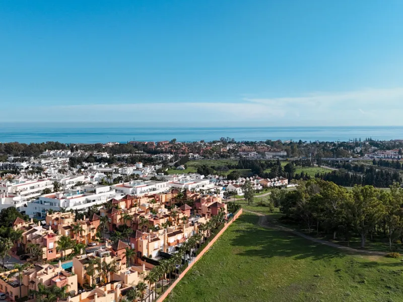 This exceptional, newly renovated townhouse is located in the sought-after urbanisation Condes de Iza, ideally positioned between Nueva Andalucía and San Pedro in Marbella. Enjoying a prime southwest orientation and an open outlook with no properties dire