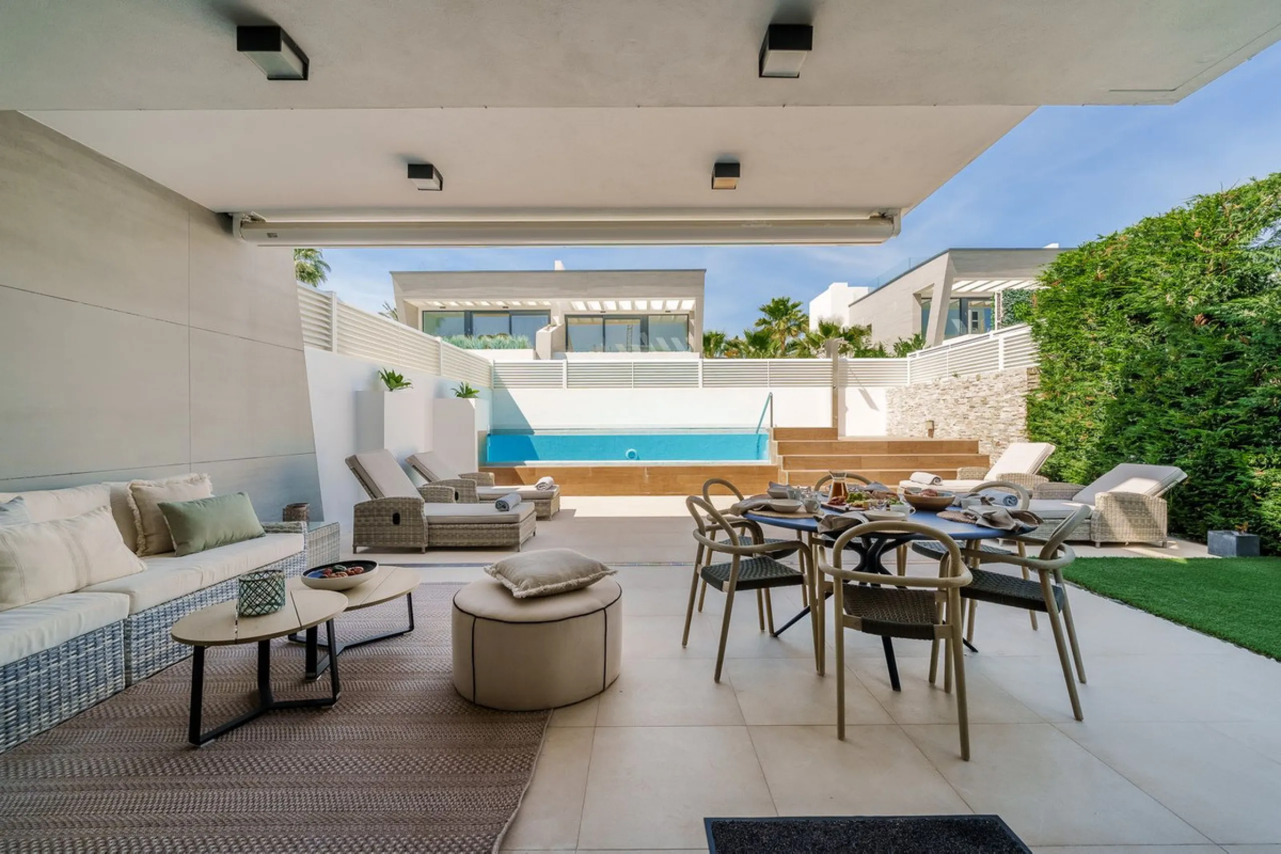 House - Semi-Detached House в продаже в Marbella, Málaga. В доме 5 спален и 4 ванных комнат. Площадь дома 297 м²