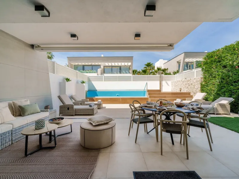 House - Semi-Detached House в продаже в Marbella, Málaga. В доме 5 спален и 4 ванных комнат. Площадь дома 297 м²
