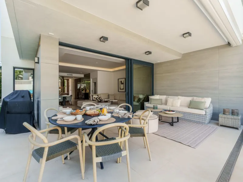 House - Semi-Detached House в продаже в Marbella, Málaga. В доме 5 спален и 4 ванных комнат. Площадь дома 297 м²