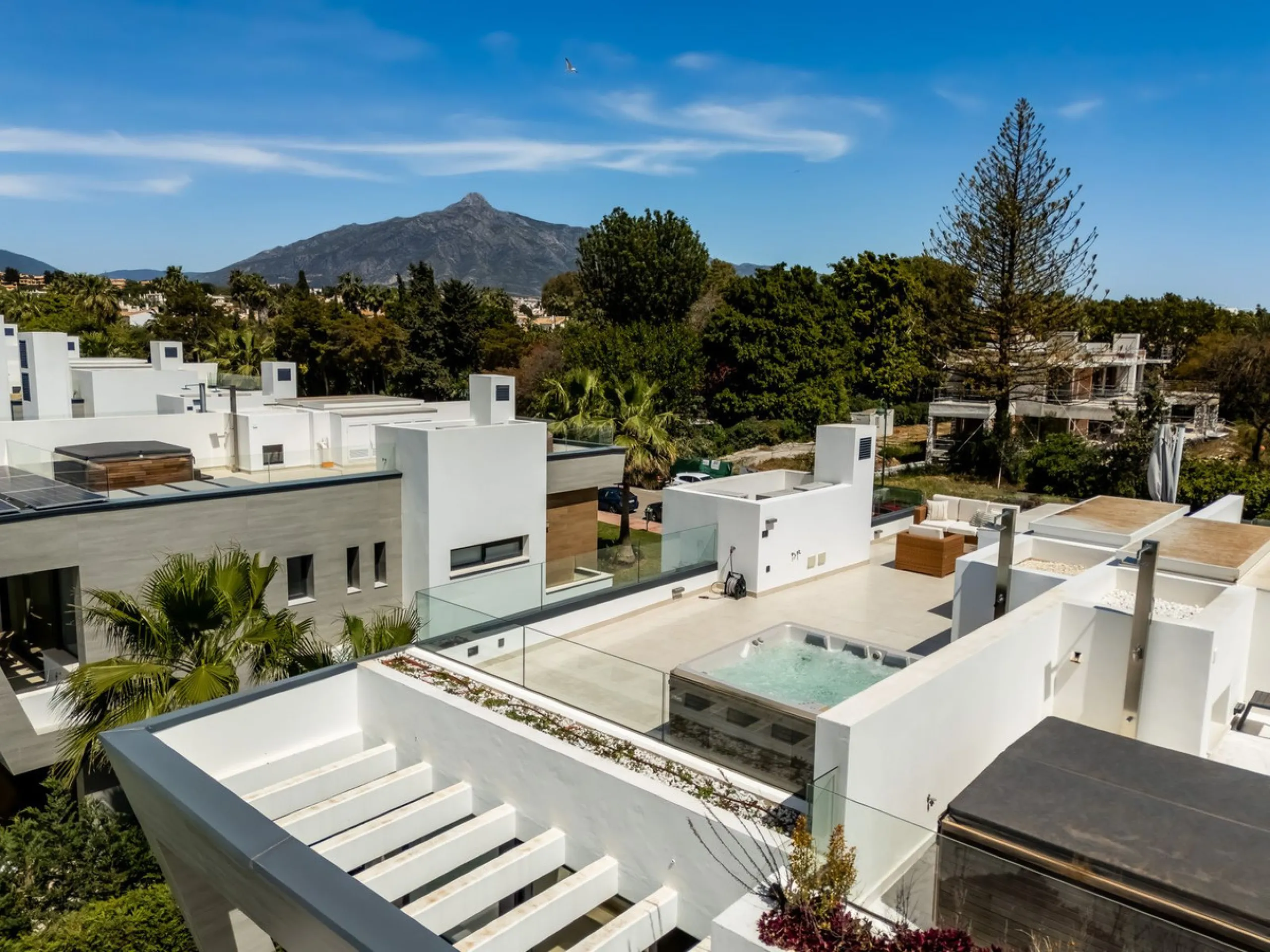 House - Semi-Detached House в продаже в Marbella, Málaga. В доме 5 спален и 4 ванных комнат. Площадь дома 297 м²