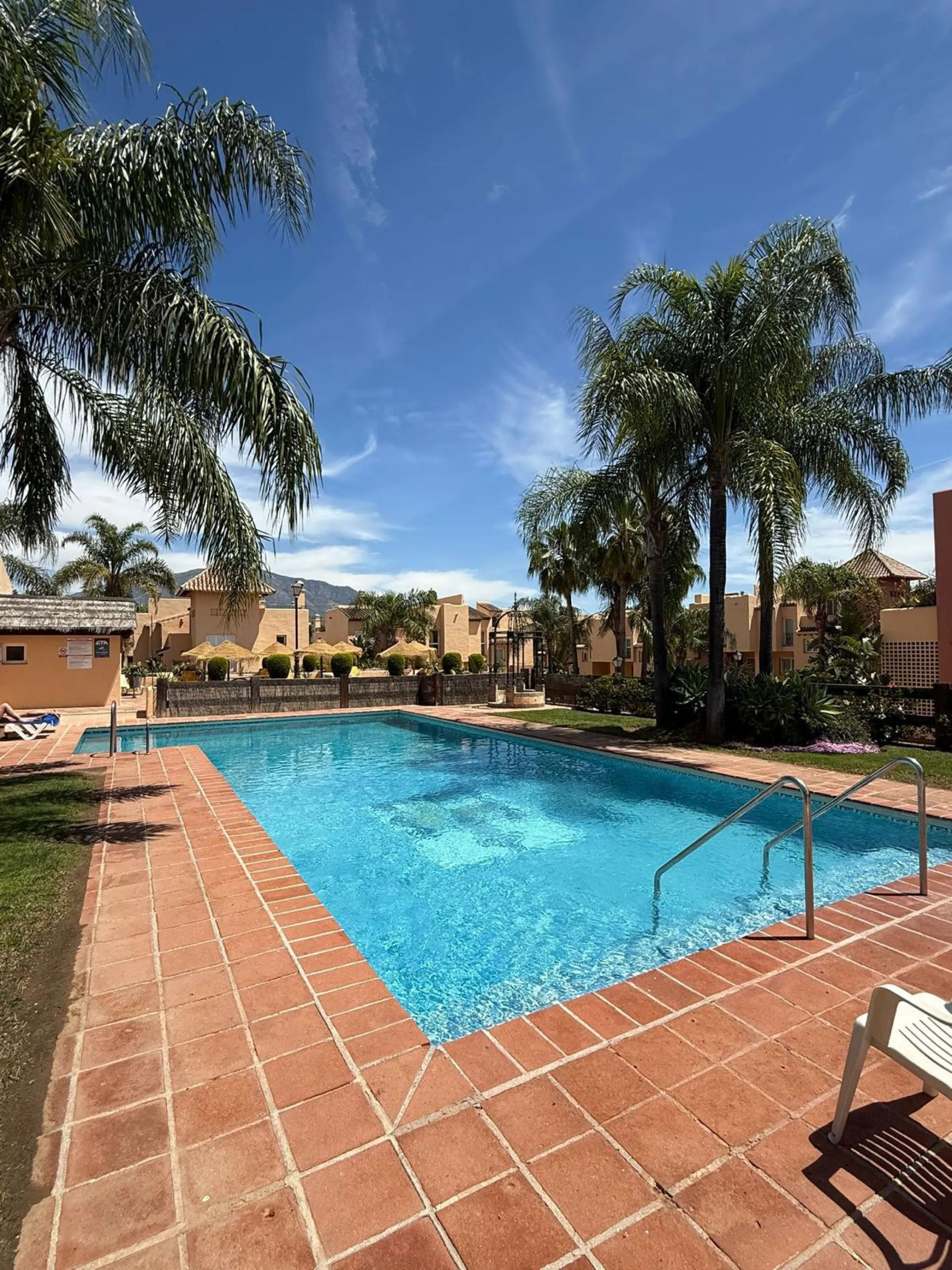 This exceptional, newly renovated townhouse is located in the sought-after urbanisation Condes de Iza, ideally positioned between Nueva Andalucía and San Pedro in Marbella. Enjoying a prime southwest orientation and an open outlook with no properties dire