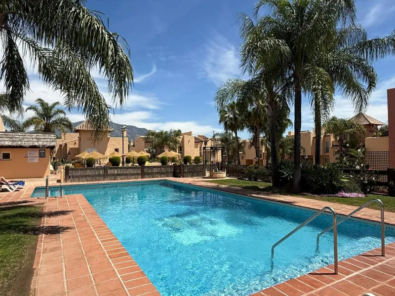 This exceptional, newly renovated townhouse is located in the sought-after urbanisation Condes de Iza, ideally positioned between Nueva Andalucía and San Pedro in Marbella. Enjoying a prime southwest orientation and an open outlook with no properties dire