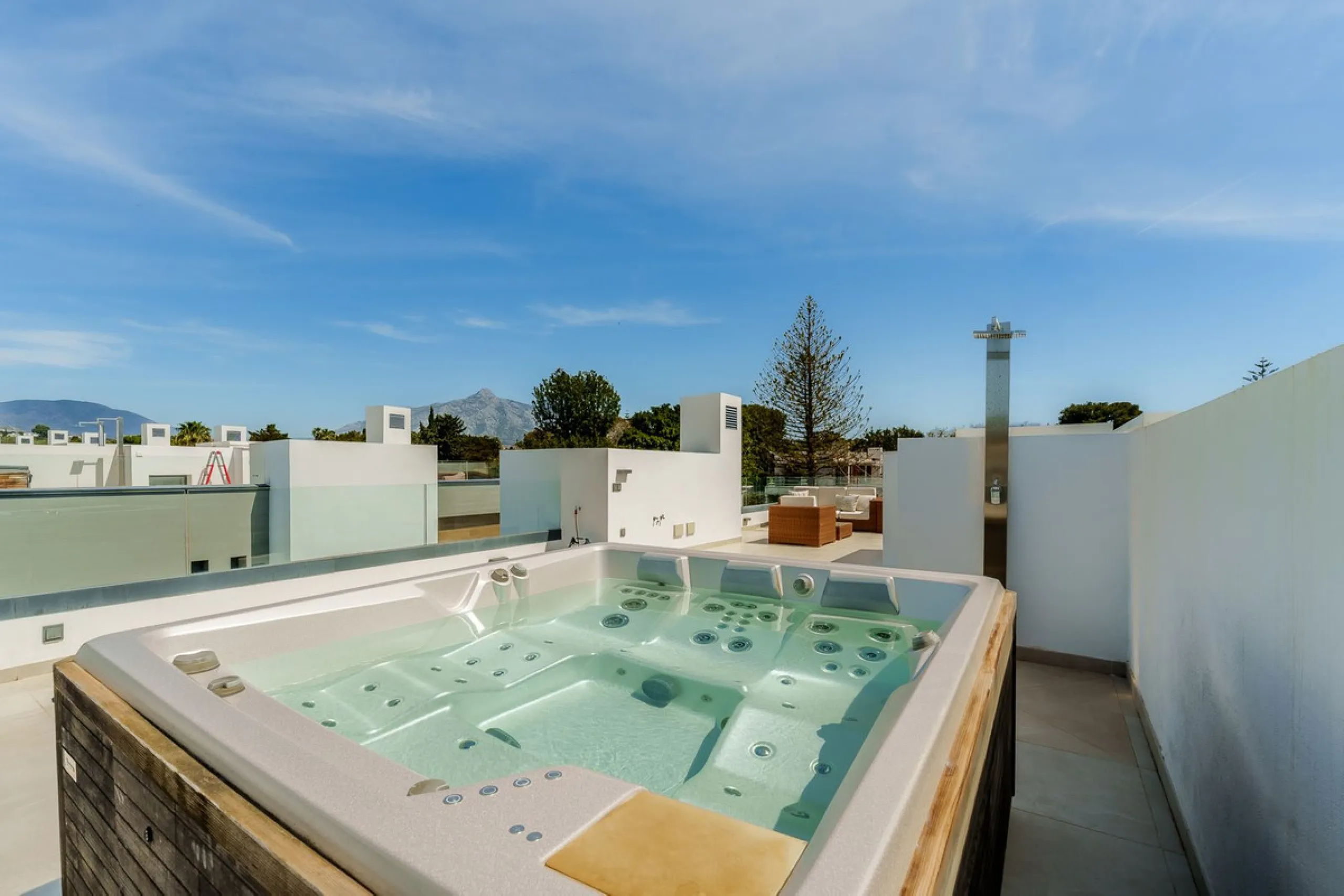 House - Semi-Detached House в продаже в Marbella, Málaga. В доме 5 спален и 4 ванных комнат. Площадь дома 297 м²