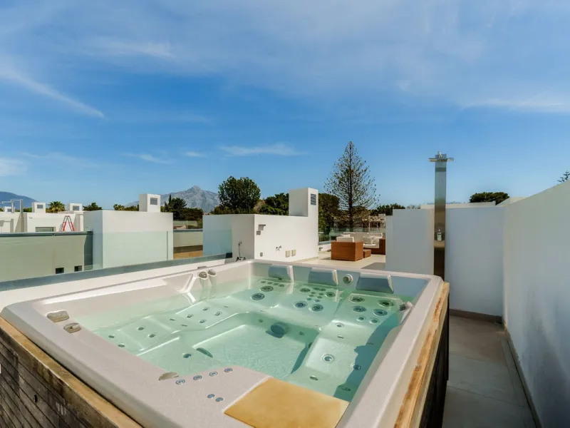 House - Semi-Detached House в продаже в Marbella, Málaga. В доме 5 спален и 4 ванных комнат. Площадь дома 297 м²
