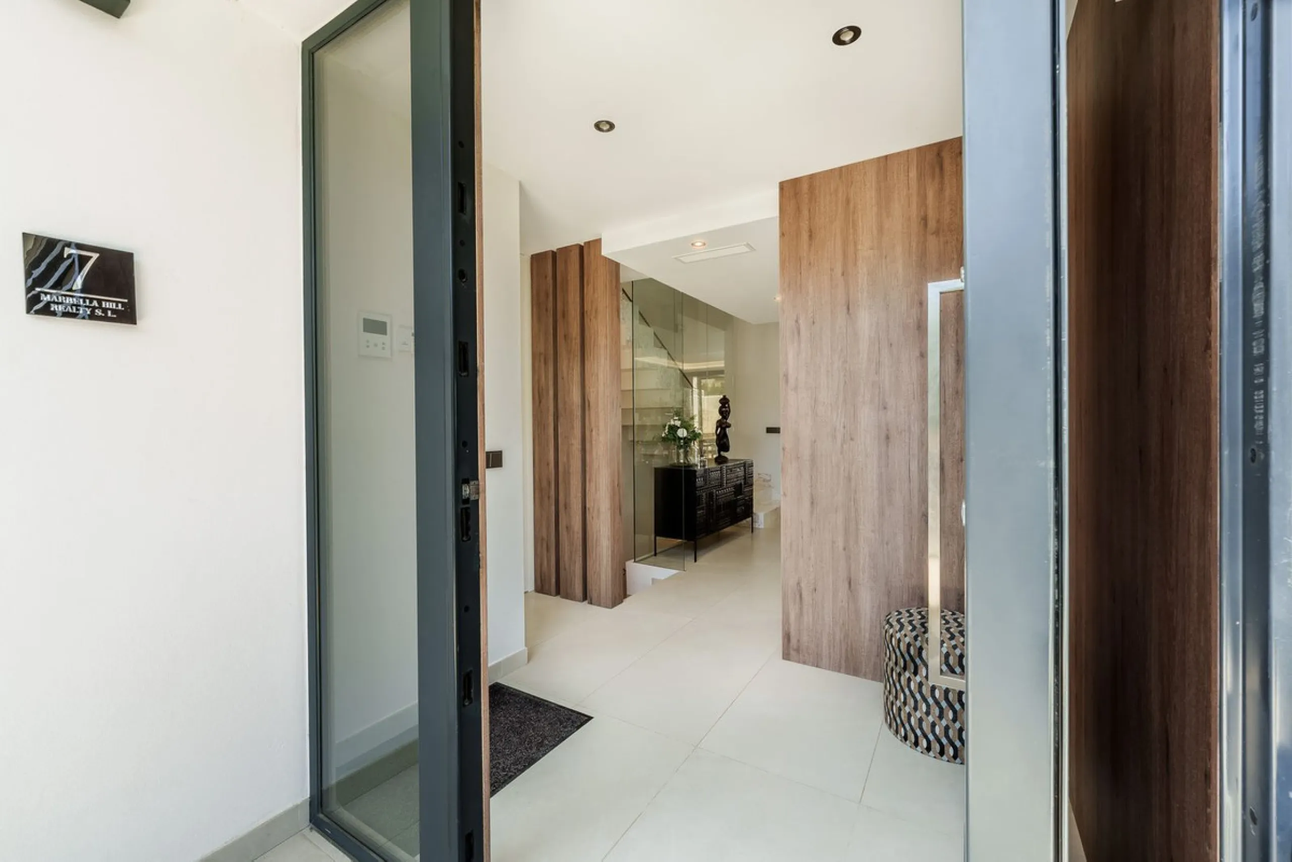 House - Semi-Detached House в продаже в Marbella, Málaga. В доме 5 спален и 4 ванных комнат. Площадь дома 297 м²