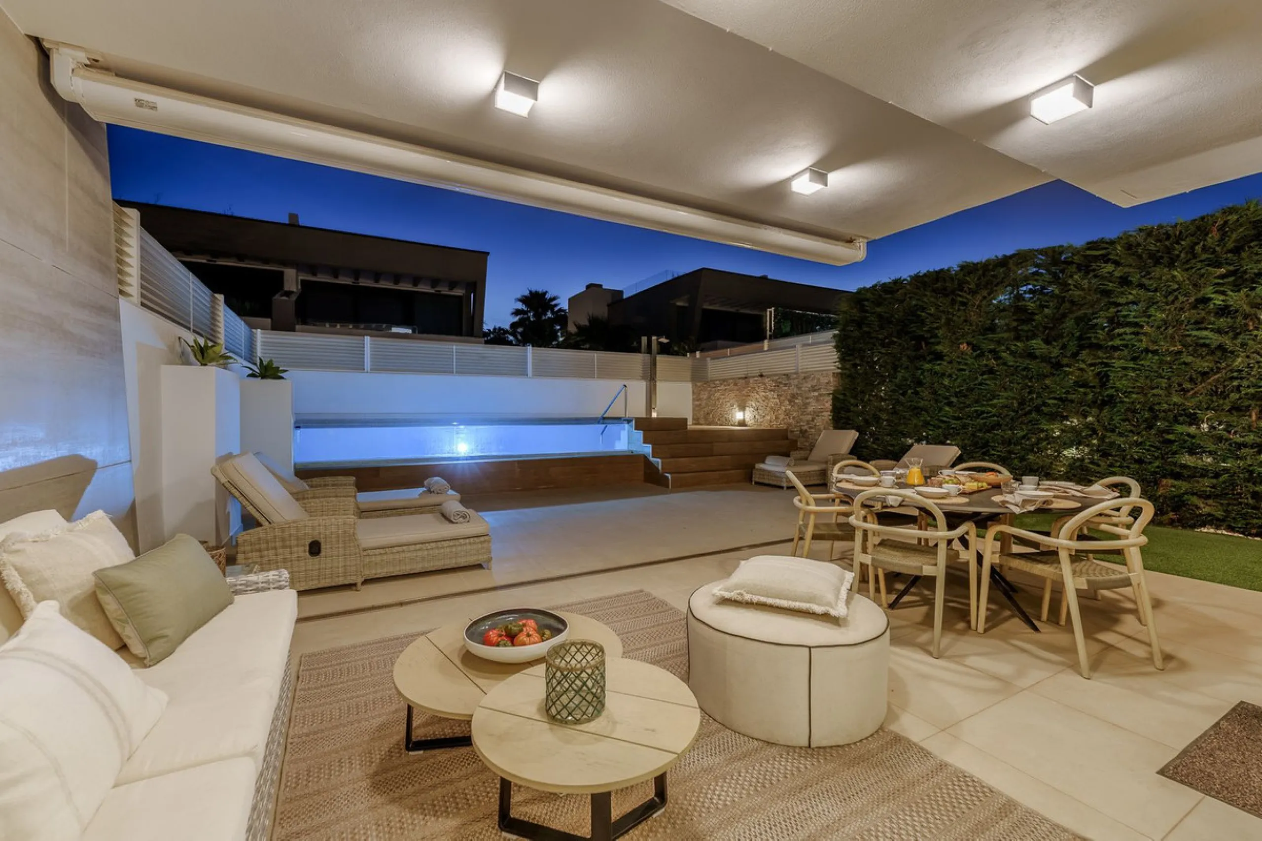 House - Semi-Detached House в продаже в Marbella, Málaga. В доме 5 спален и 4 ванных комнат. Площадь дома 297 м²
