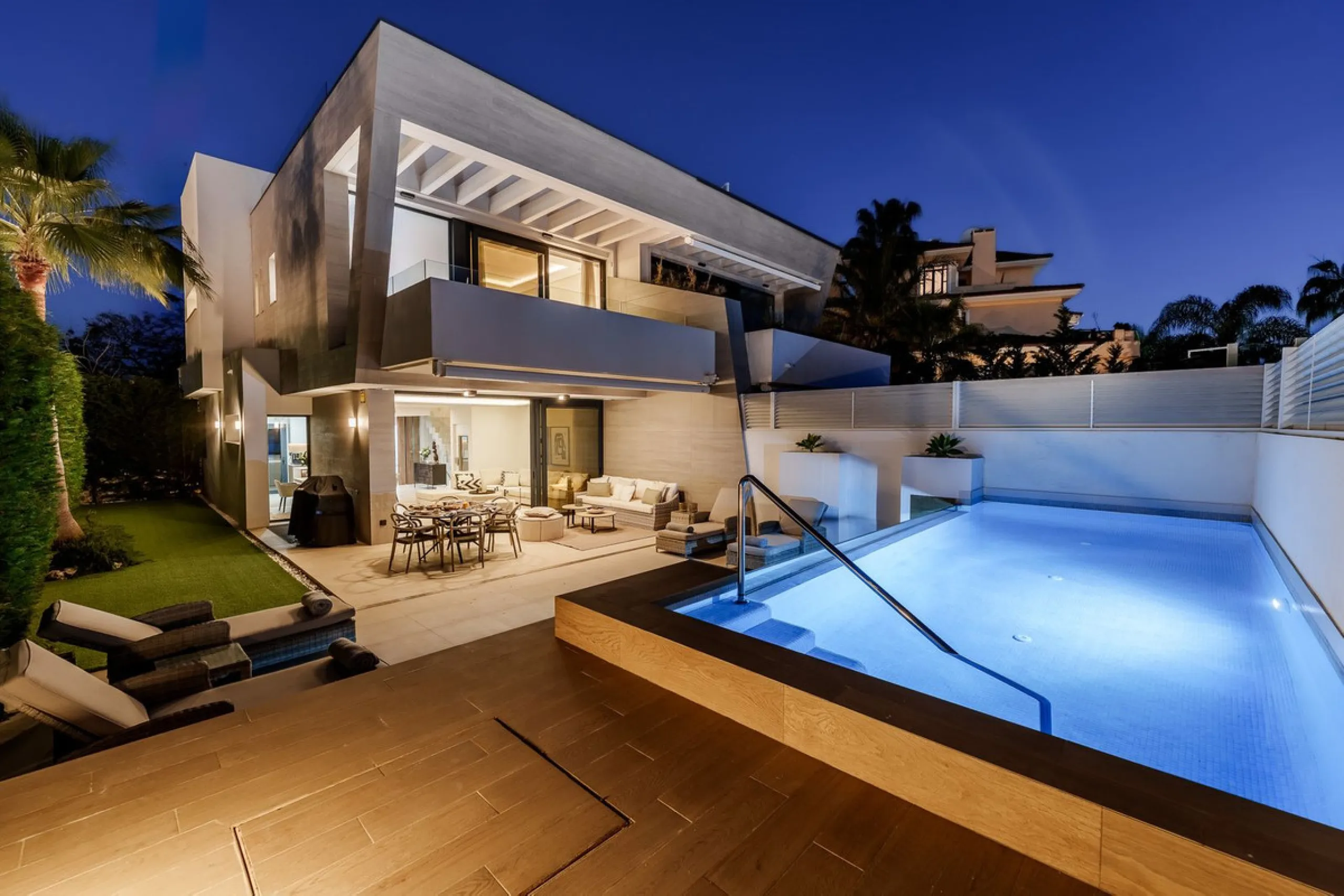 House - Semi-Detached House в продаже в Marbella, Málaga. В доме 5 спален и 4 ванных комнат. Площадь дома 297 м²