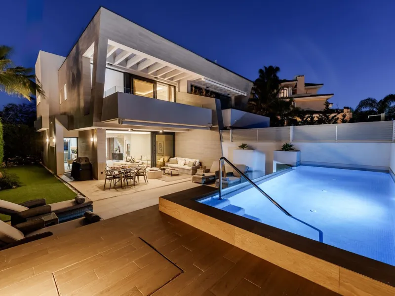 House - Semi-Detached House в продаже в Marbella, Málaga. В доме 5 спален и 4 ванных комнат. Площадь дома 297 м²