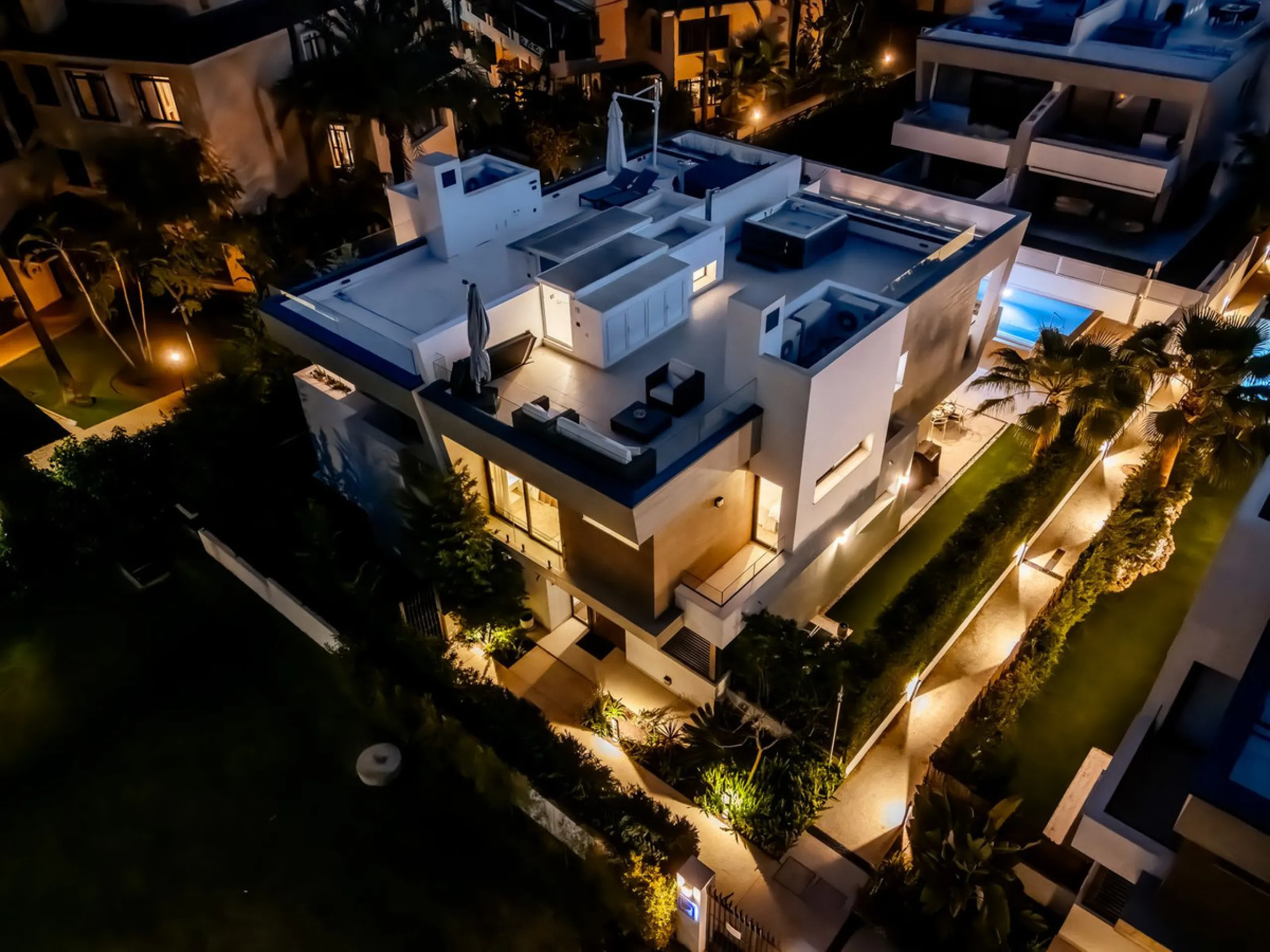 House - Semi-Detached House в продаже в Marbella, Málaga. В доме 5 спален и 4 ванных комнат. Площадь дома 297 м²