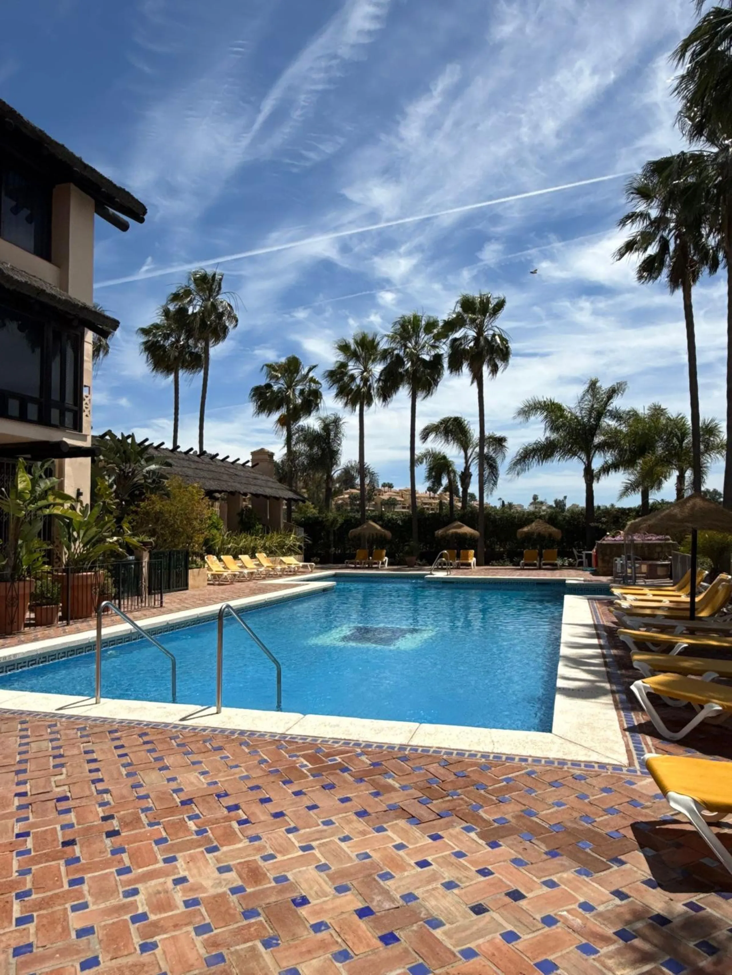 This exceptional, newly renovated townhouse is located in the sought-after urbanisation Condes de Iza, ideally positioned between Nueva Andalucía and San Pedro in Marbella. Enjoying a prime southwest orientation and an open outlook with no properties dire