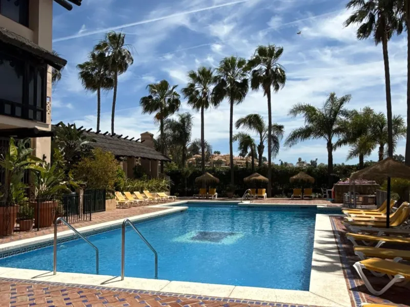 This exceptional, newly renovated townhouse is located in the sought-after urbanisation Condes de Iza, ideally positioned between Nueva Andalucía and San Pedro in Marbella. Enjoying a prime southwest orientation and an open outlook with no properties dire