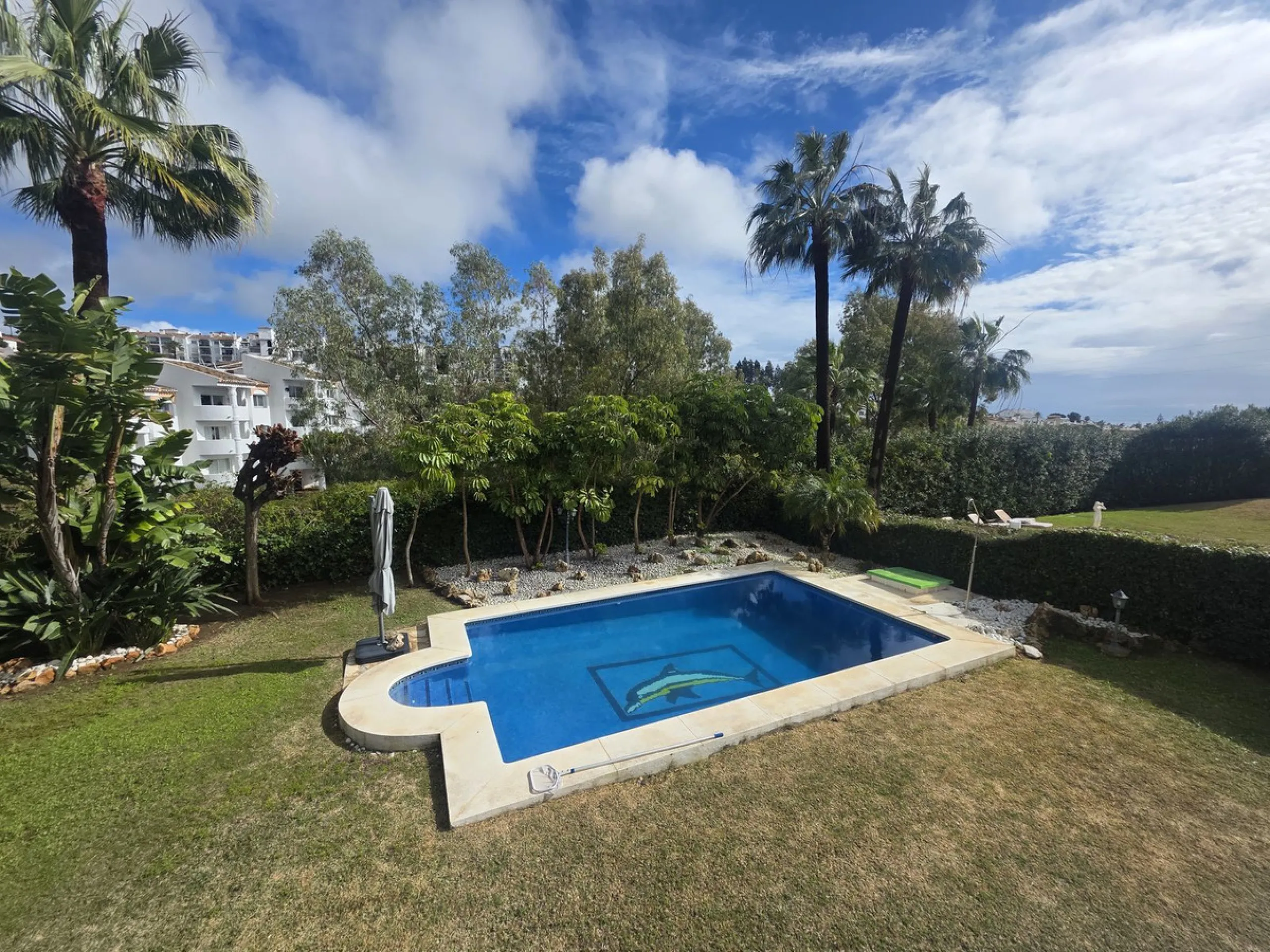 Villa with private garden and pool for sale in Calahonda, Mijas Costa! This unique villa is facing south east and is in excellent condition, built in the year 2000 with high quality materials. Some highlights are double glazed windows, a security system, 