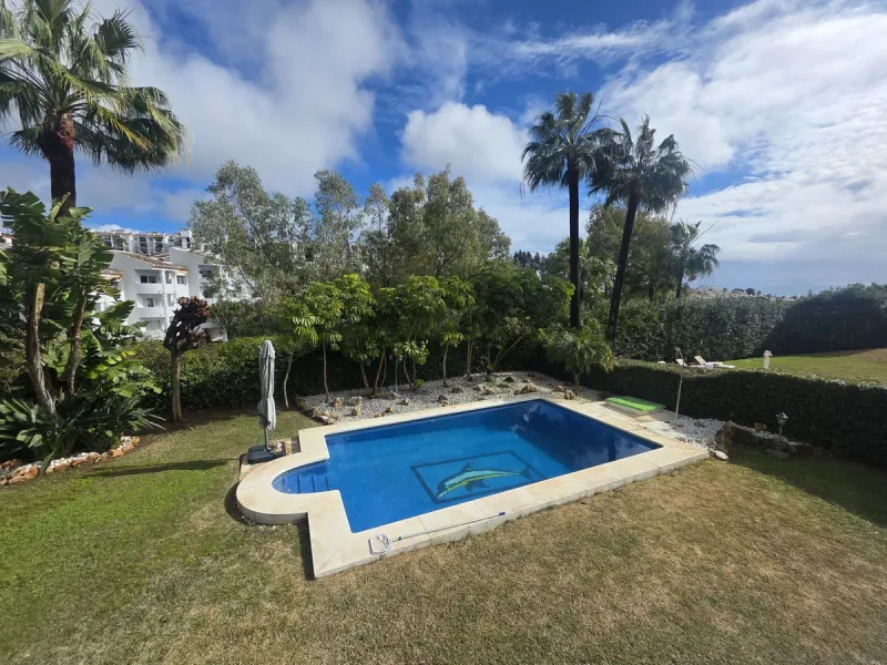 Villa with private garden and pool for sale in Calahonda, Mijas Costa! This unique villa is facing south east and is in excellent condition, built in the year 2000 with high quality materials. Some highlights are double glazed windows, a security system, 