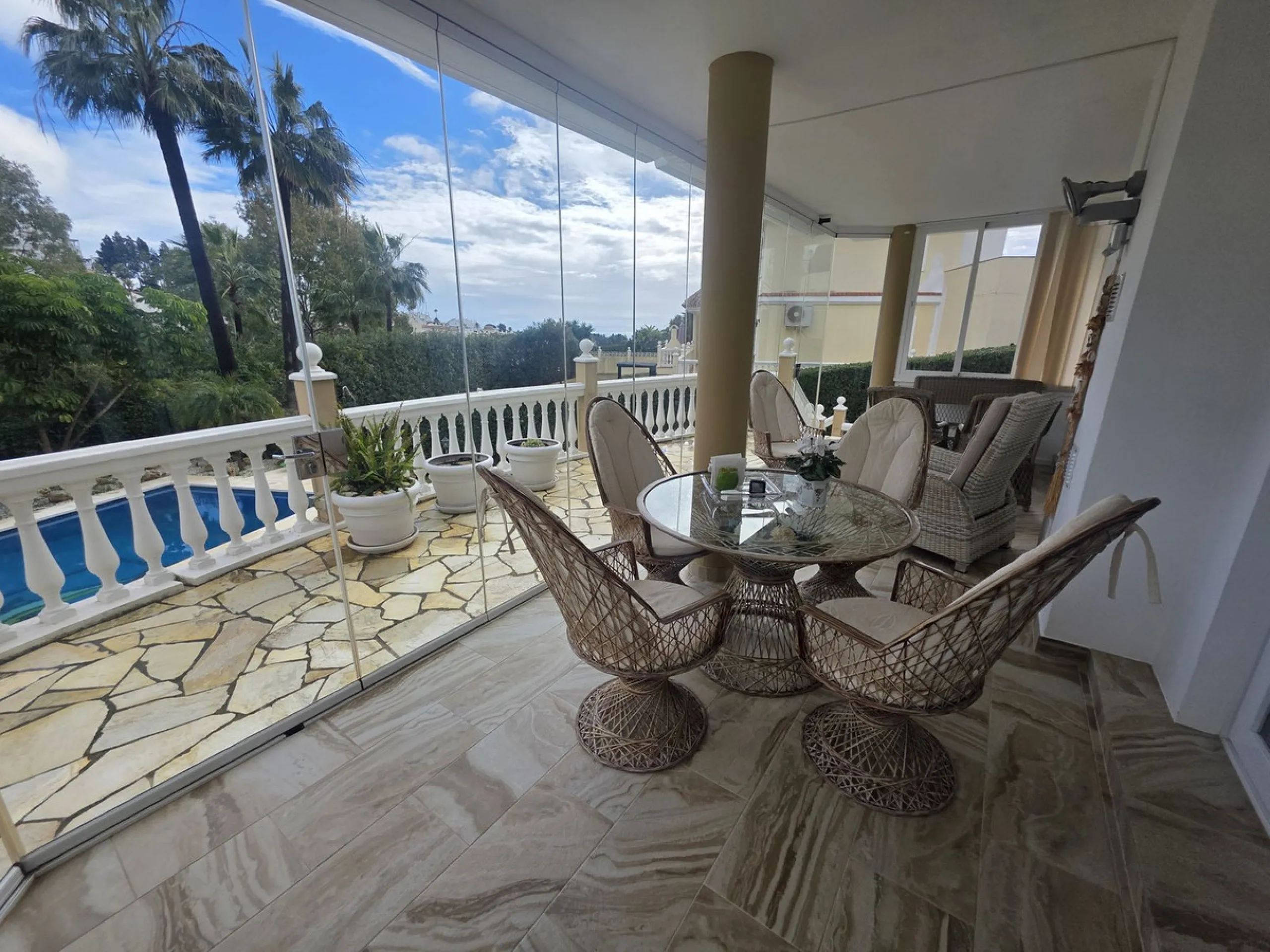 Villa with private garden and pool for sale in Calahonda, Mijas Costa! This unique villa is facing south east and is in excellent condition, built in the year 2000 with high quality materials. Some highlights are double glazed windows, a security system, 