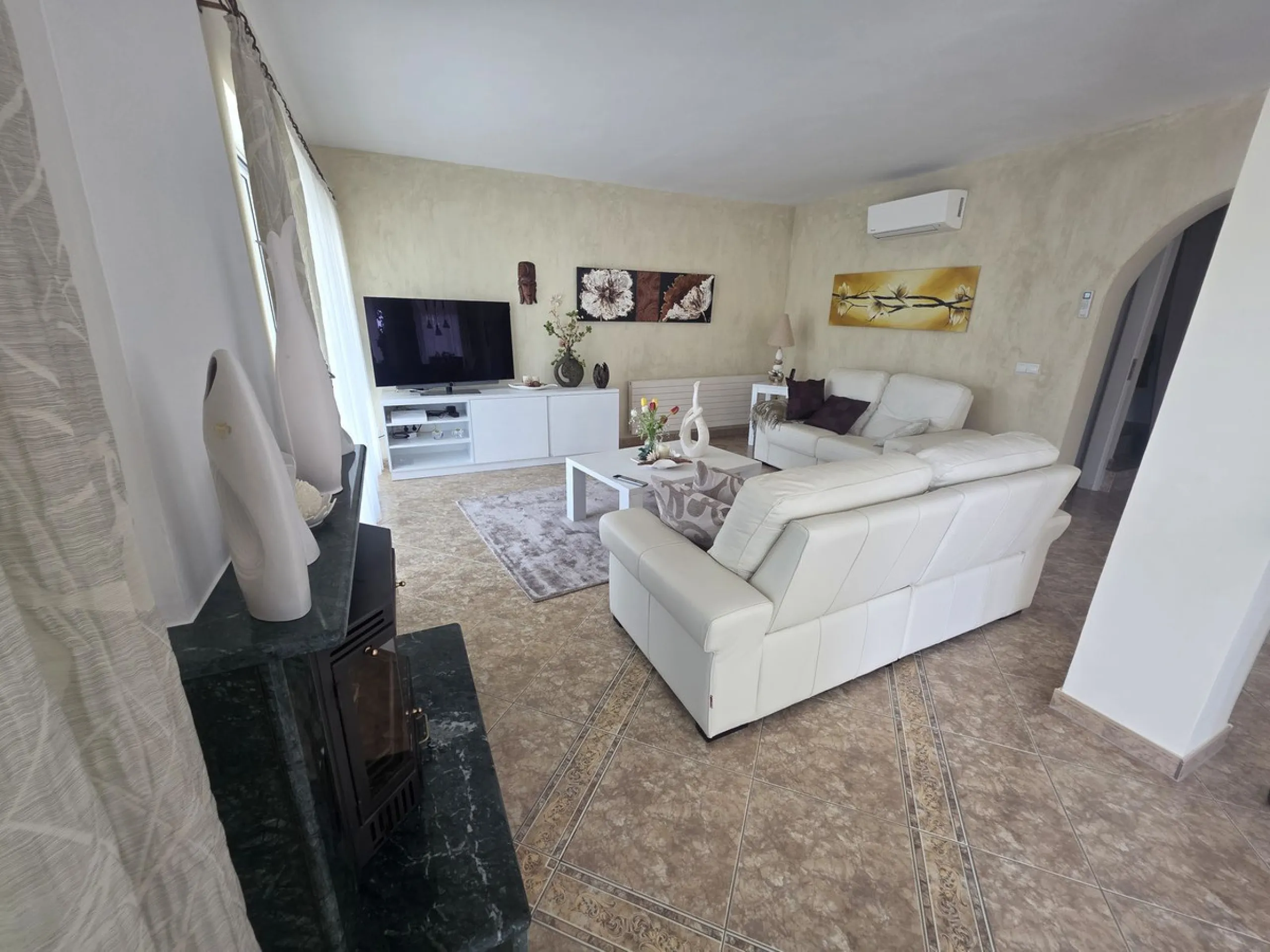 Villa with private garden and pool for sale in Calahonda, Mijas Costa! This unique villa is facing south east and is in excellent condition, built in the year 2000 with high quality materials. Some highlights are double glazed windows, a security system, 